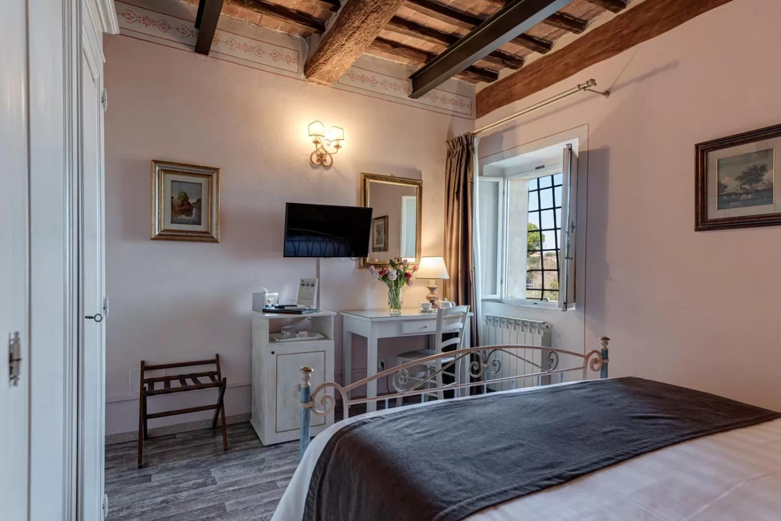 Photo of the whole room, Bed in Hotel Palazzo di Valli