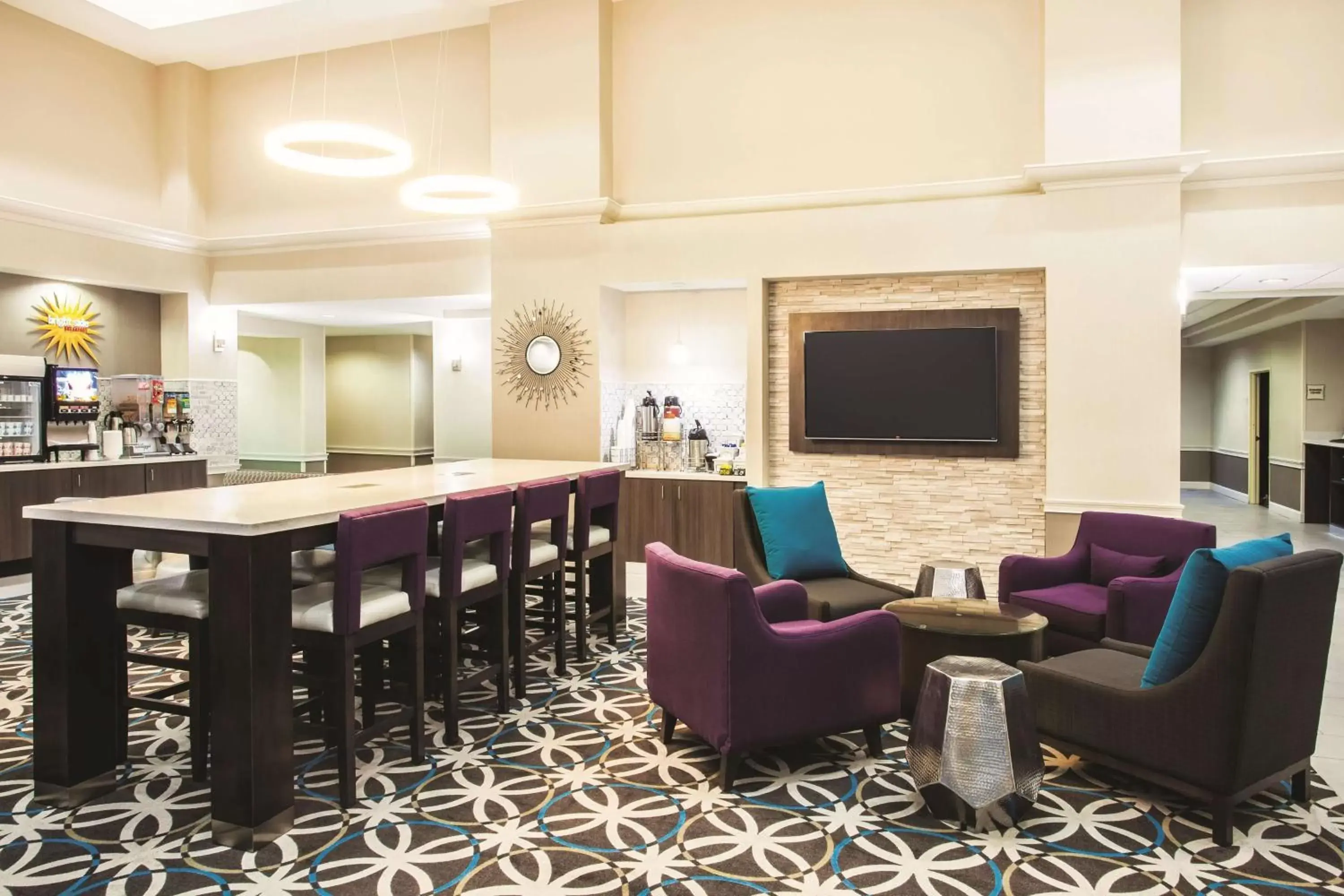 Lobby or reception, Lounge/Bar in La Quinta by Wyndham Newark - Elkton