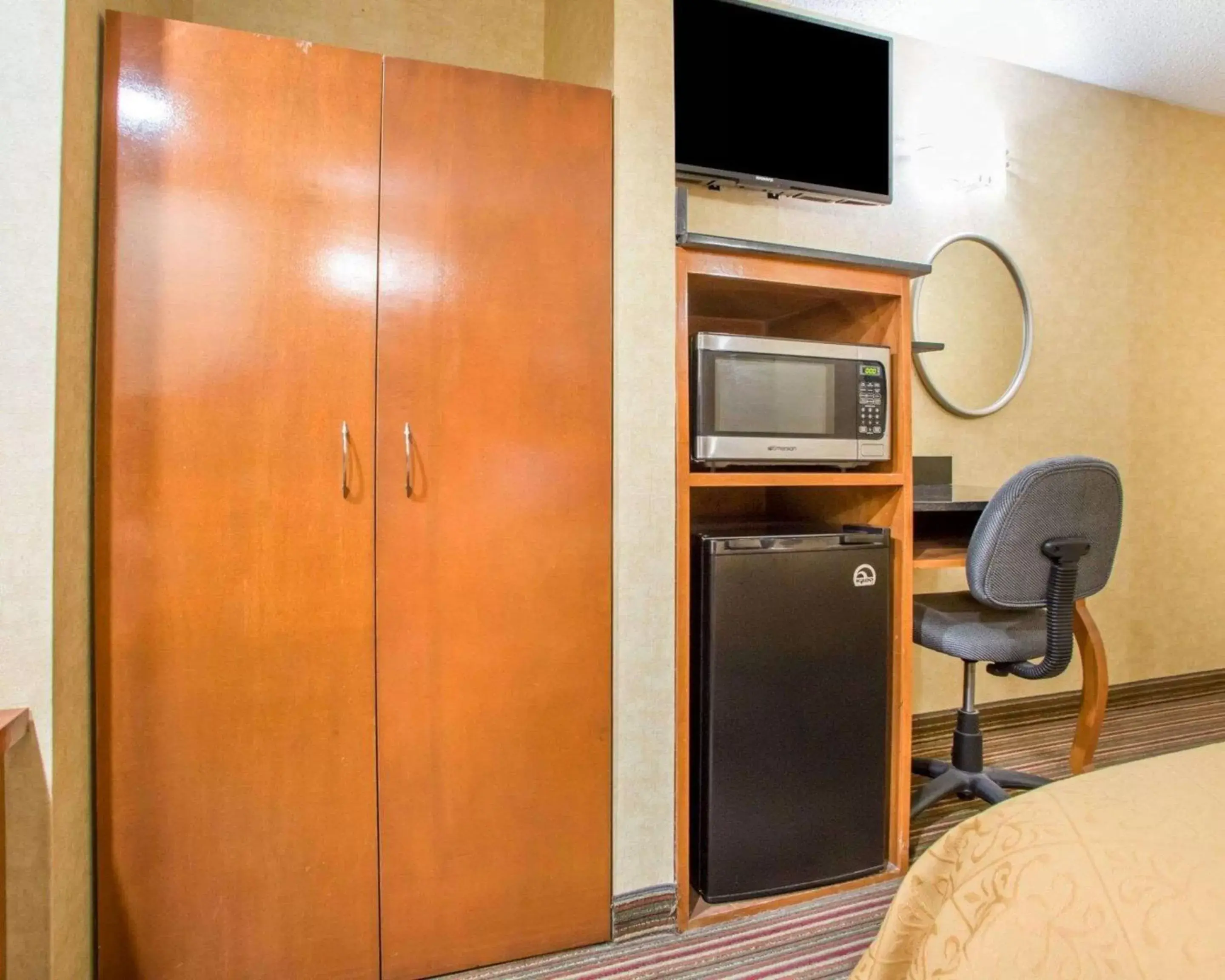 Photo of the whole room, TV/Entertainment Center in Quality Inn and Suites North/Polaris