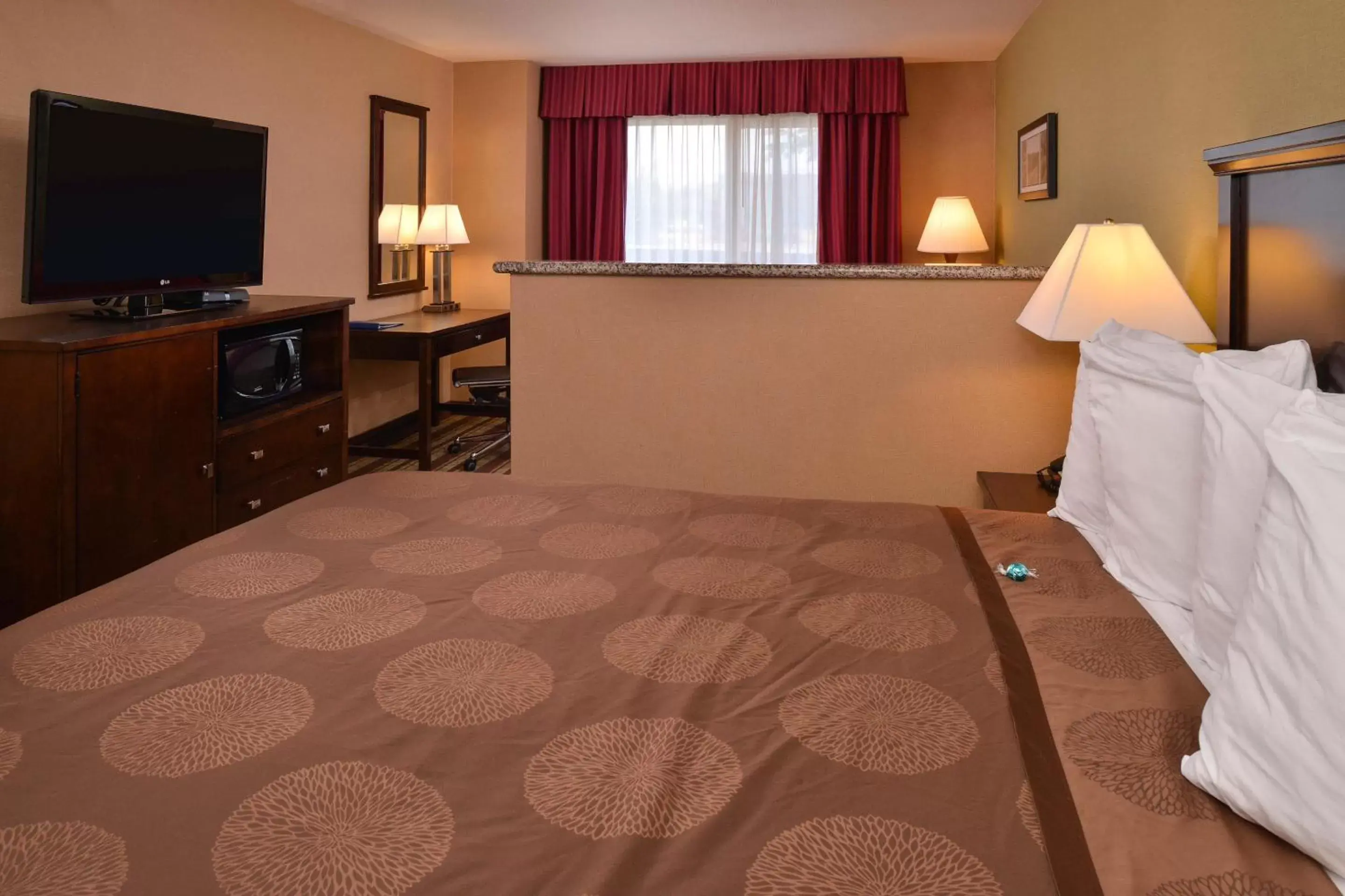 Photo of the whole room, Bed in Best Western Wilsonville Inn & Suites