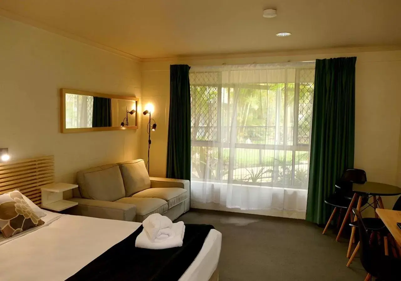 Bed, Seating Area in Ballina Byron Islander Resort and Conference Centre