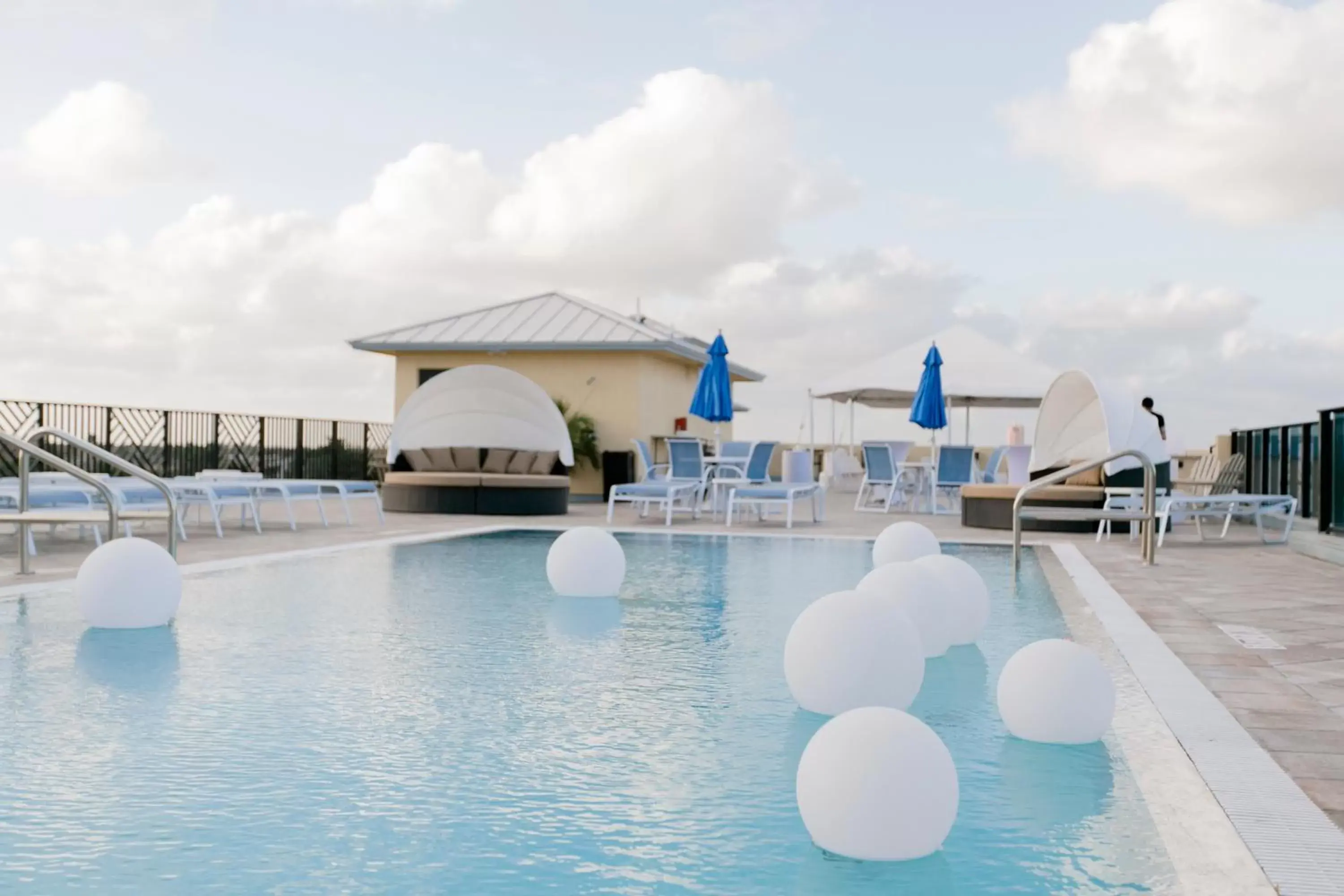 Property building, Swimming Pool in Vistalmar Beach Resort