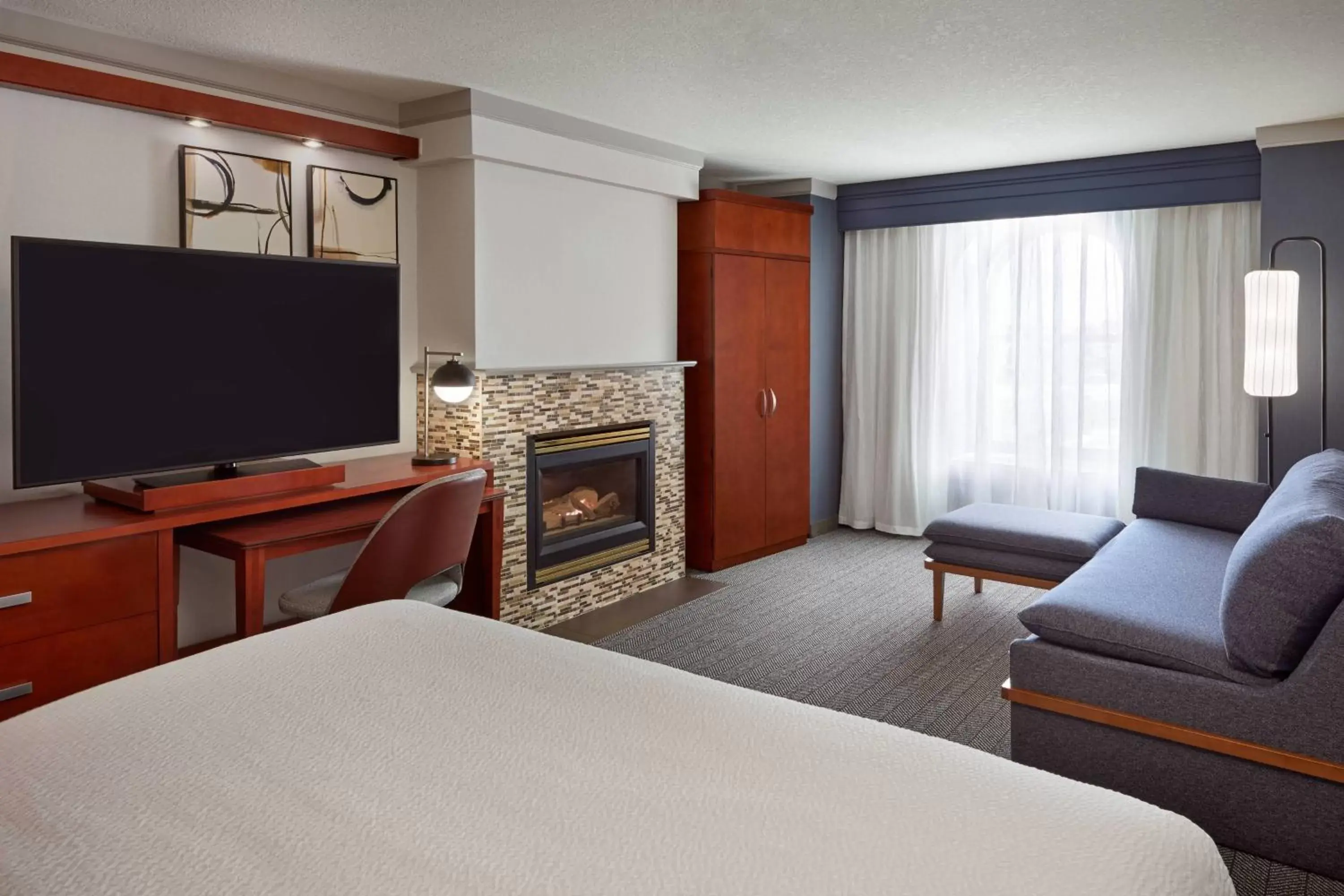 Photo of the whole room, TV/Entertainment Center in Courtyard by Marriott Waterloo St. Jacobs