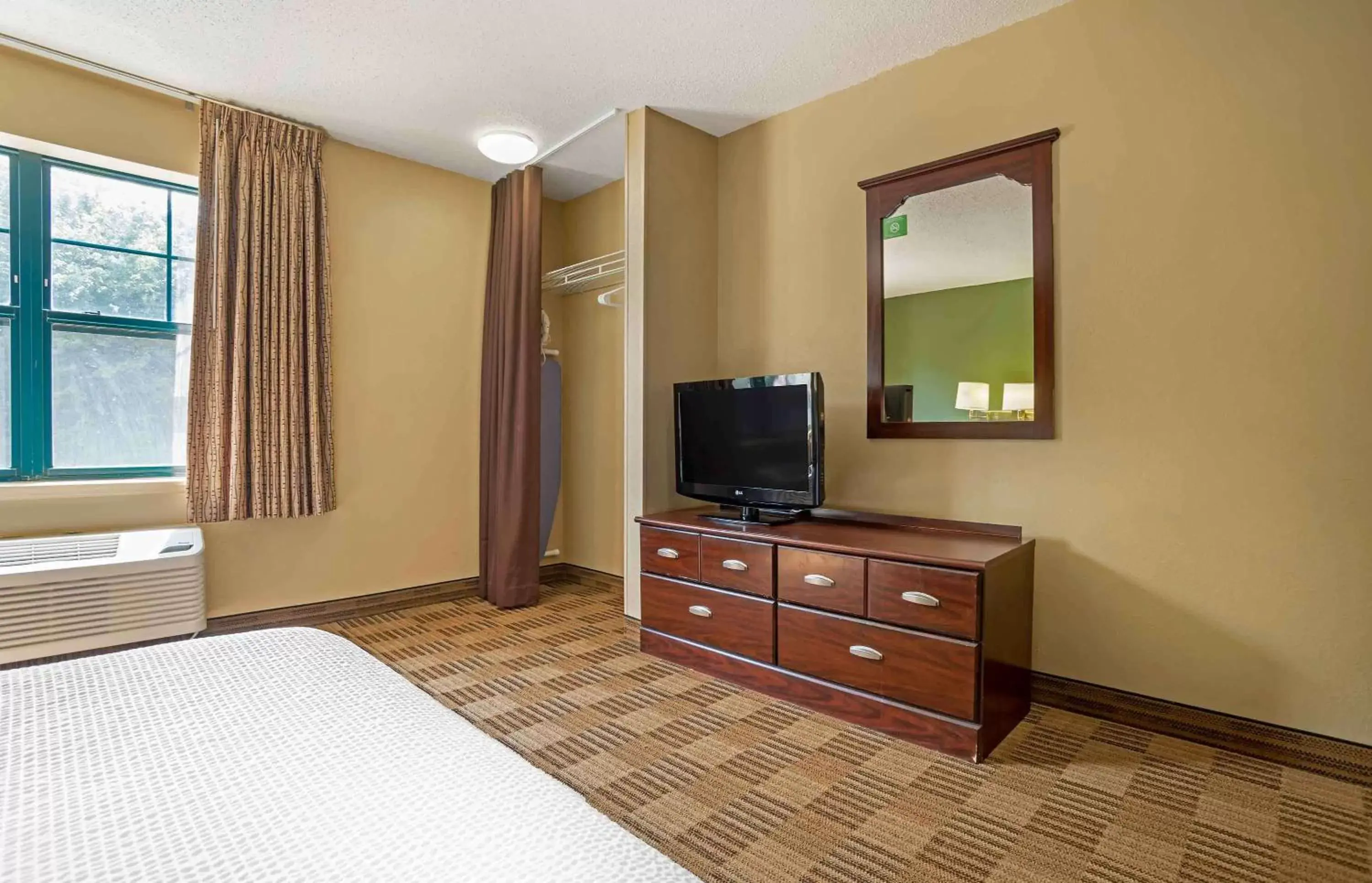 Bedroom, TV/Entertainment Center in Extended Stay America Suites - Columbia - Columbia Parkway