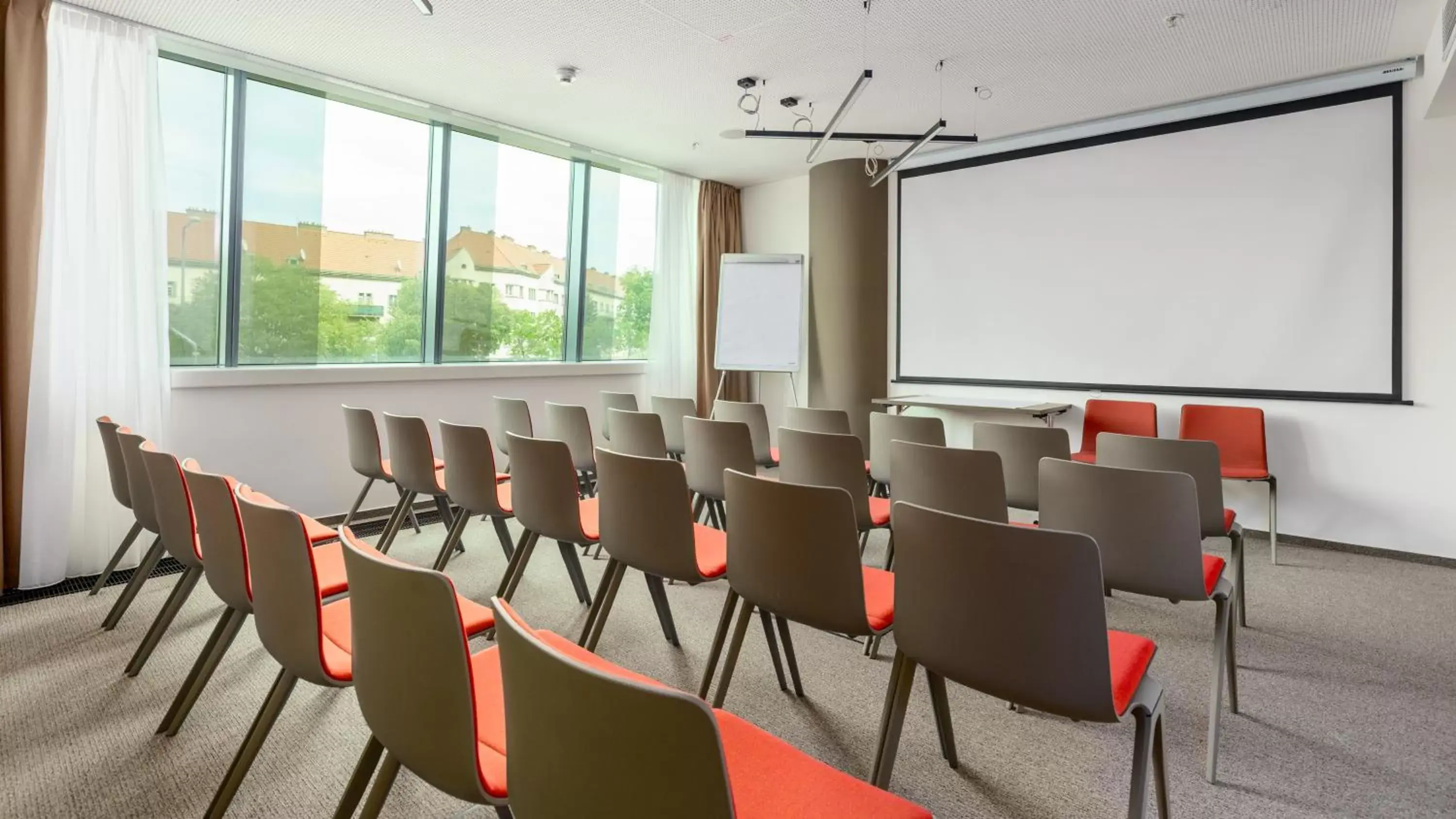 Meeting/conference room in Holiday Inn - Vienna - South, an IHG Hotel
