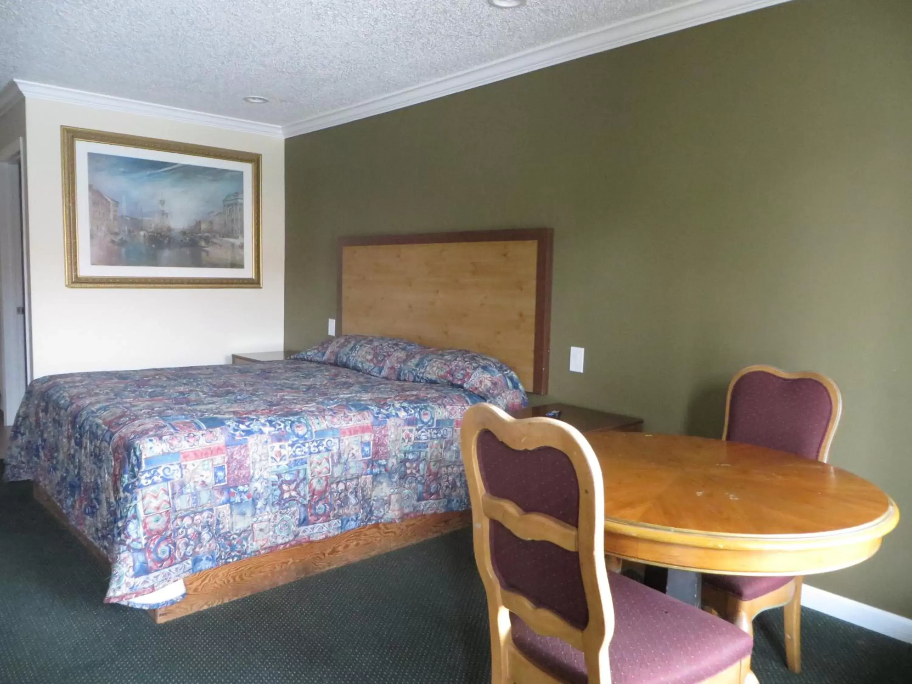 Photo of the whole room, Bed in National Inn Garden Grove