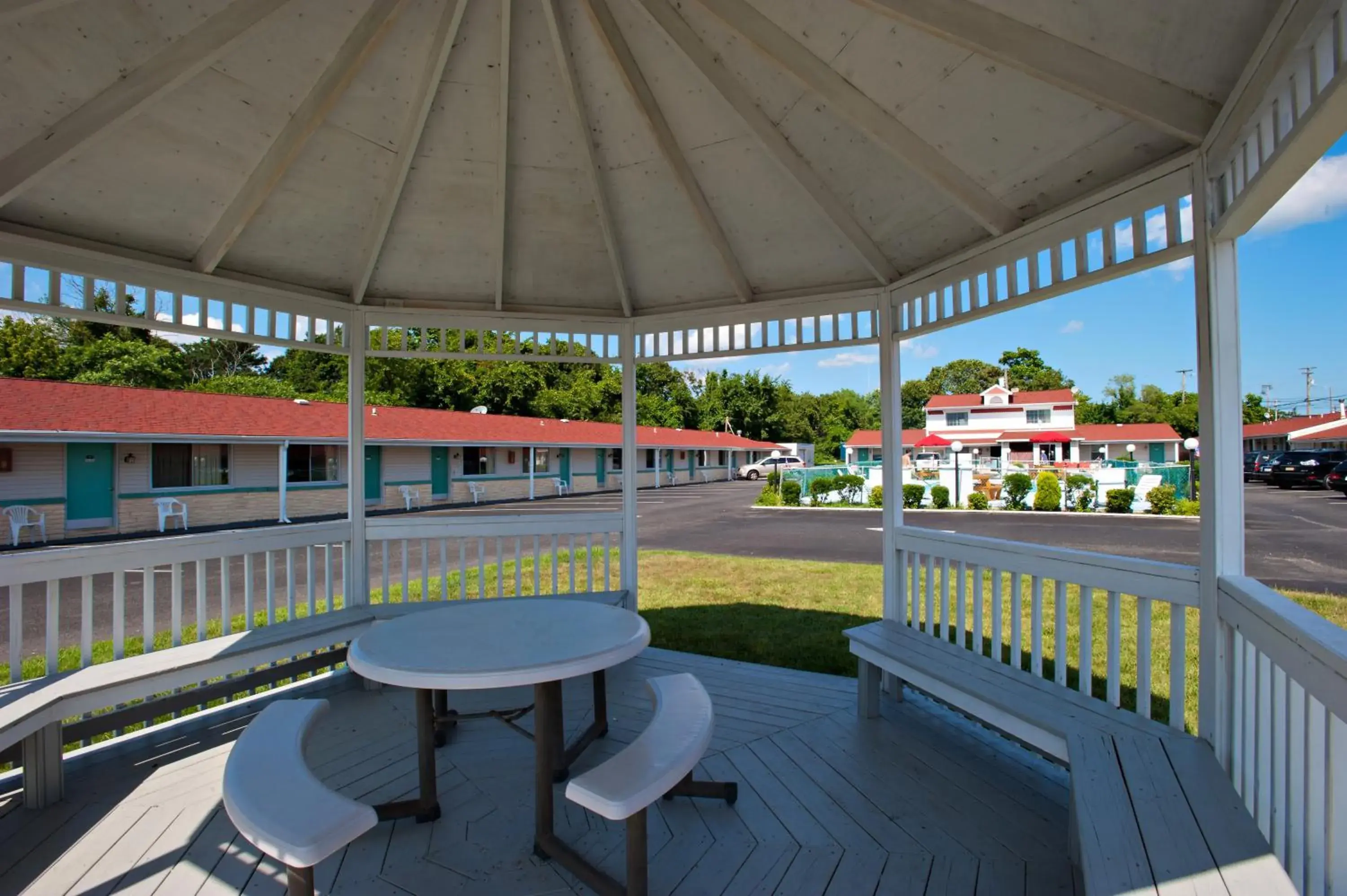 Facade/entrance, Balcony/Terrace in Economy Motel Inn and Suites Somers Point