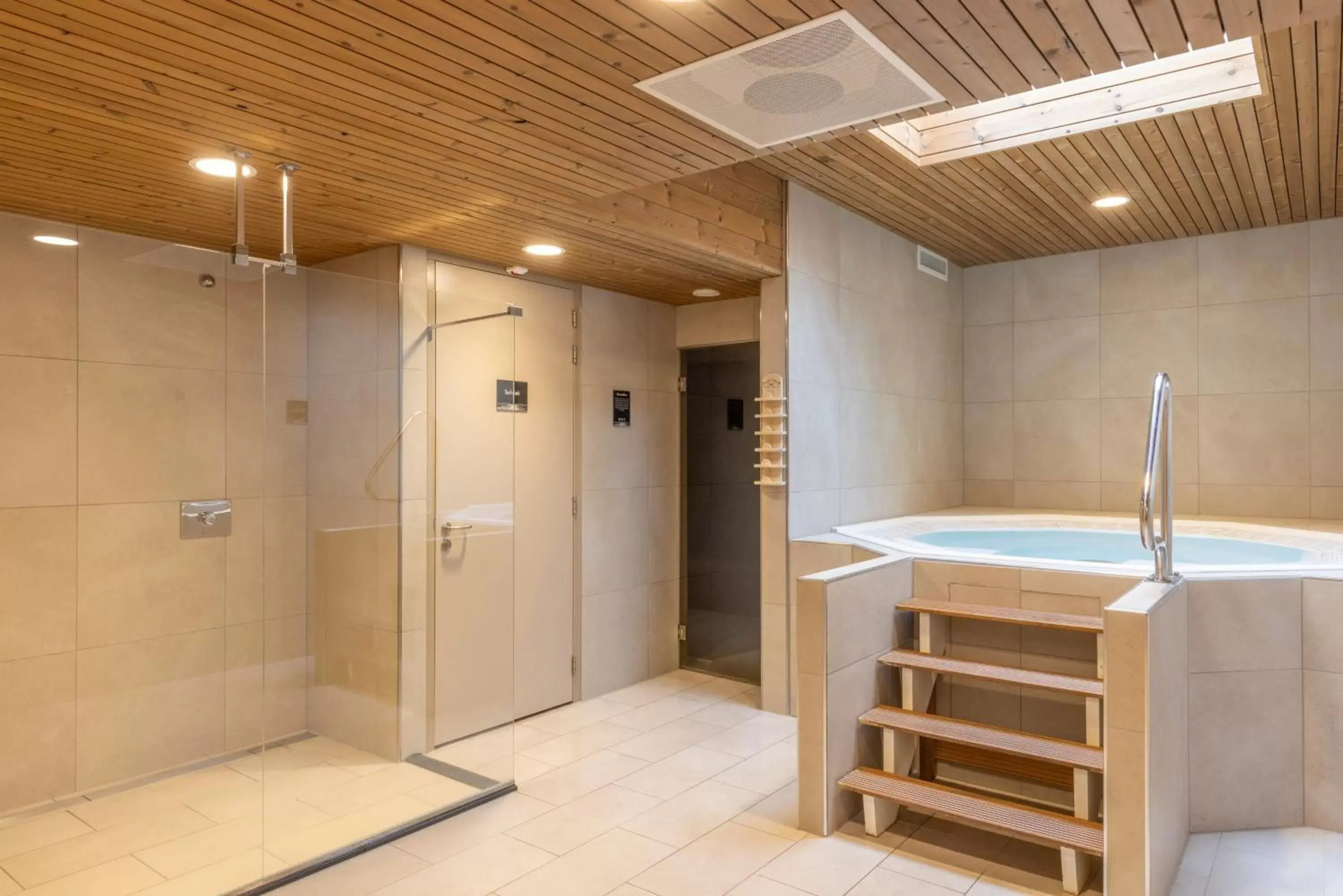 Shower, Bathroom in Fletcher Familiehotel De Hunzebergen