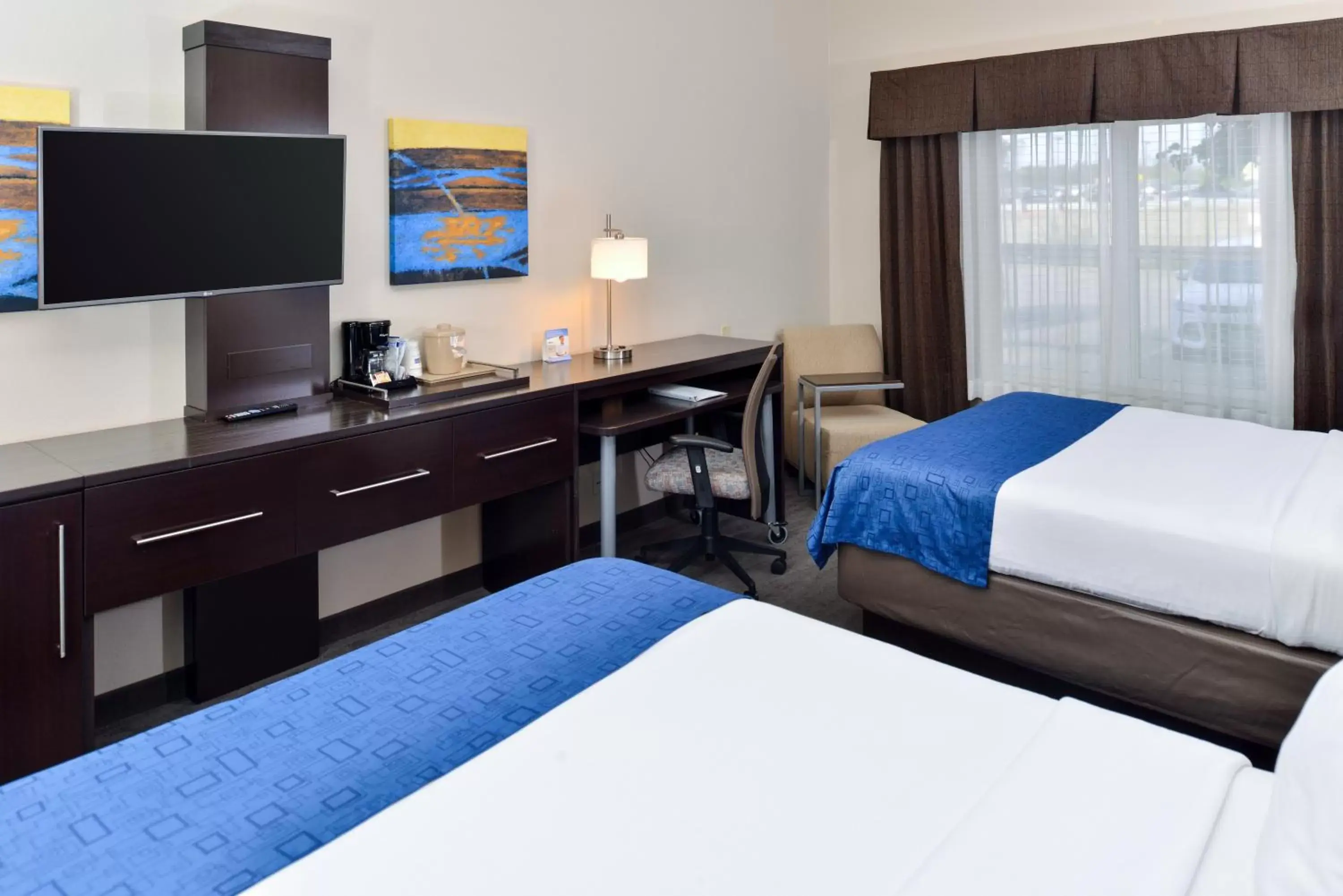 Photo of the whole room, Bed in Holiday Inn Express Hotel & Suites St. Louis West-O'Fallon, an IHG Hotel