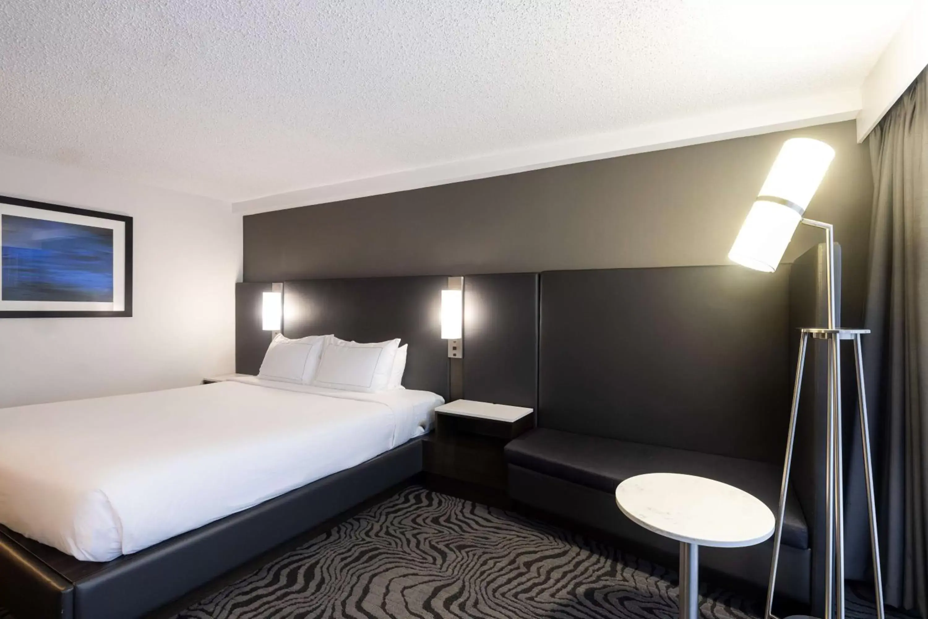 Bed in DoubleTree by Hilton Calgary North