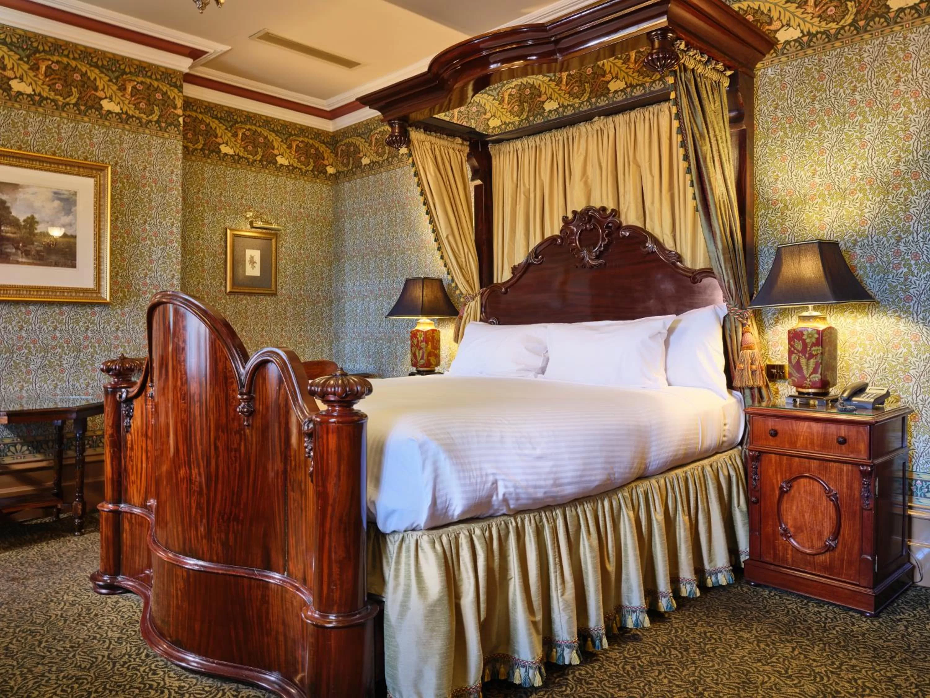 Bed in Craig's Royal Hotel