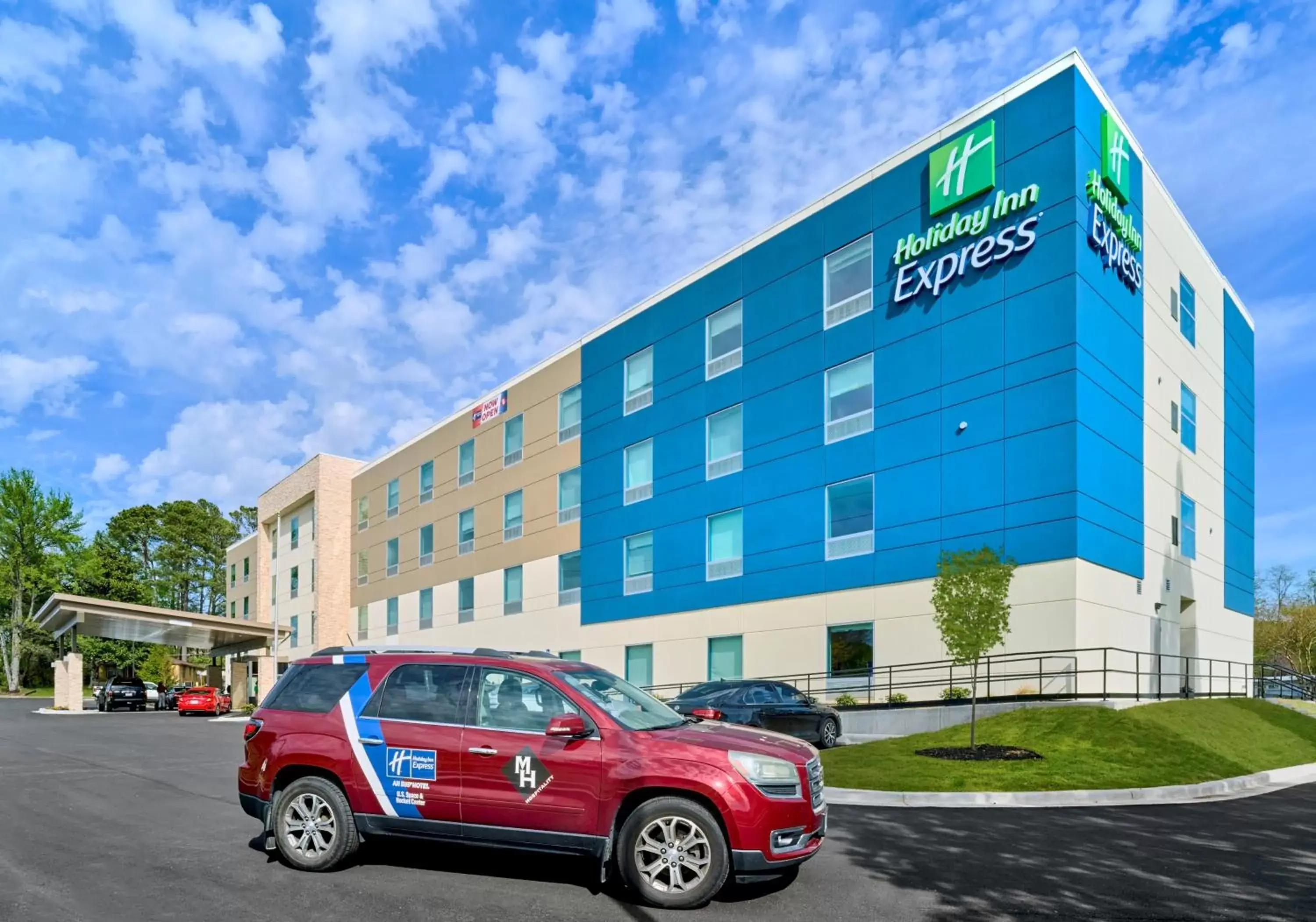 Property Building in Holiday Inn Express - Huntsville Space Center, an IHG Hotel