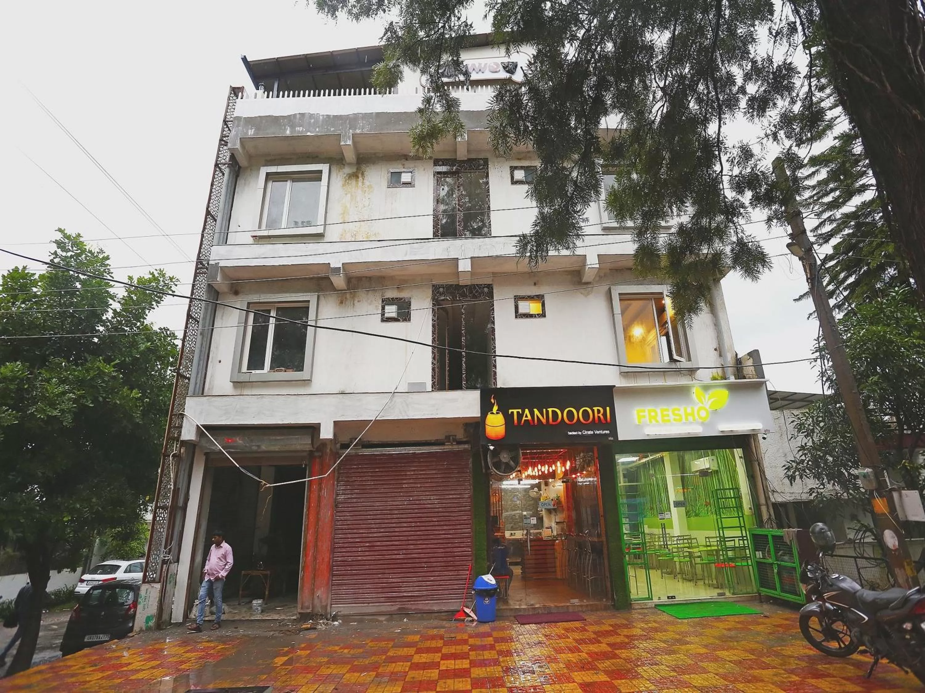 Facade/entrance, Property Building in Super OYO Capital O Hotel Rosewood Inn