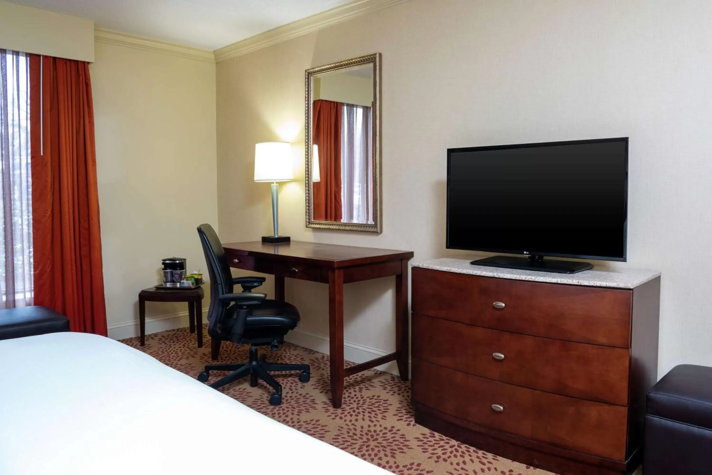 Bed, TV/Entertainment Center in DoubleTree by Hilton Hotel Grand Rapids Airport