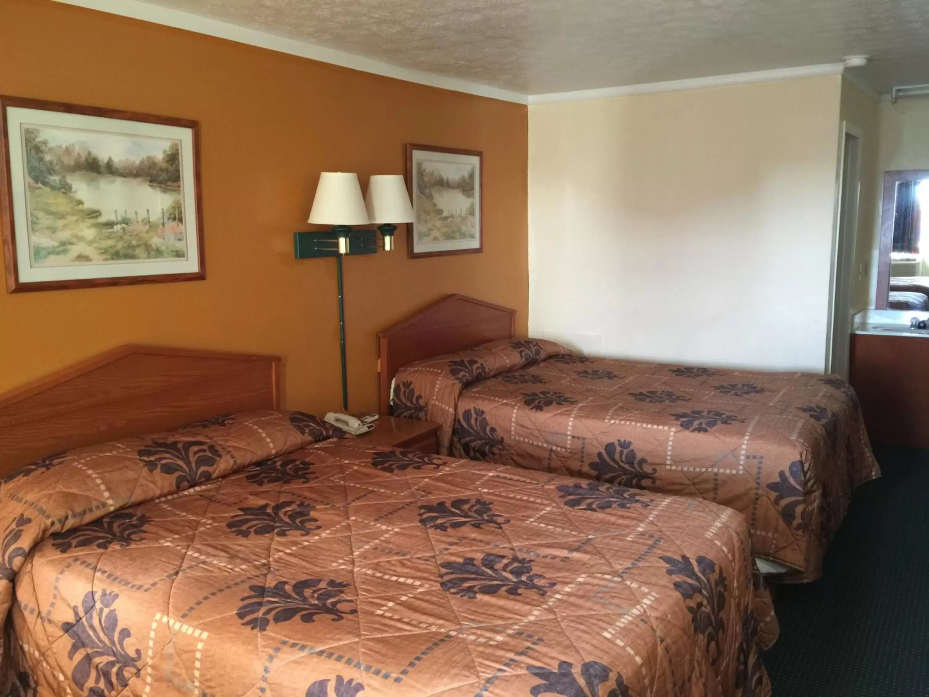 Photo of the whole room, Bed in Budget Inn - Saint Robert