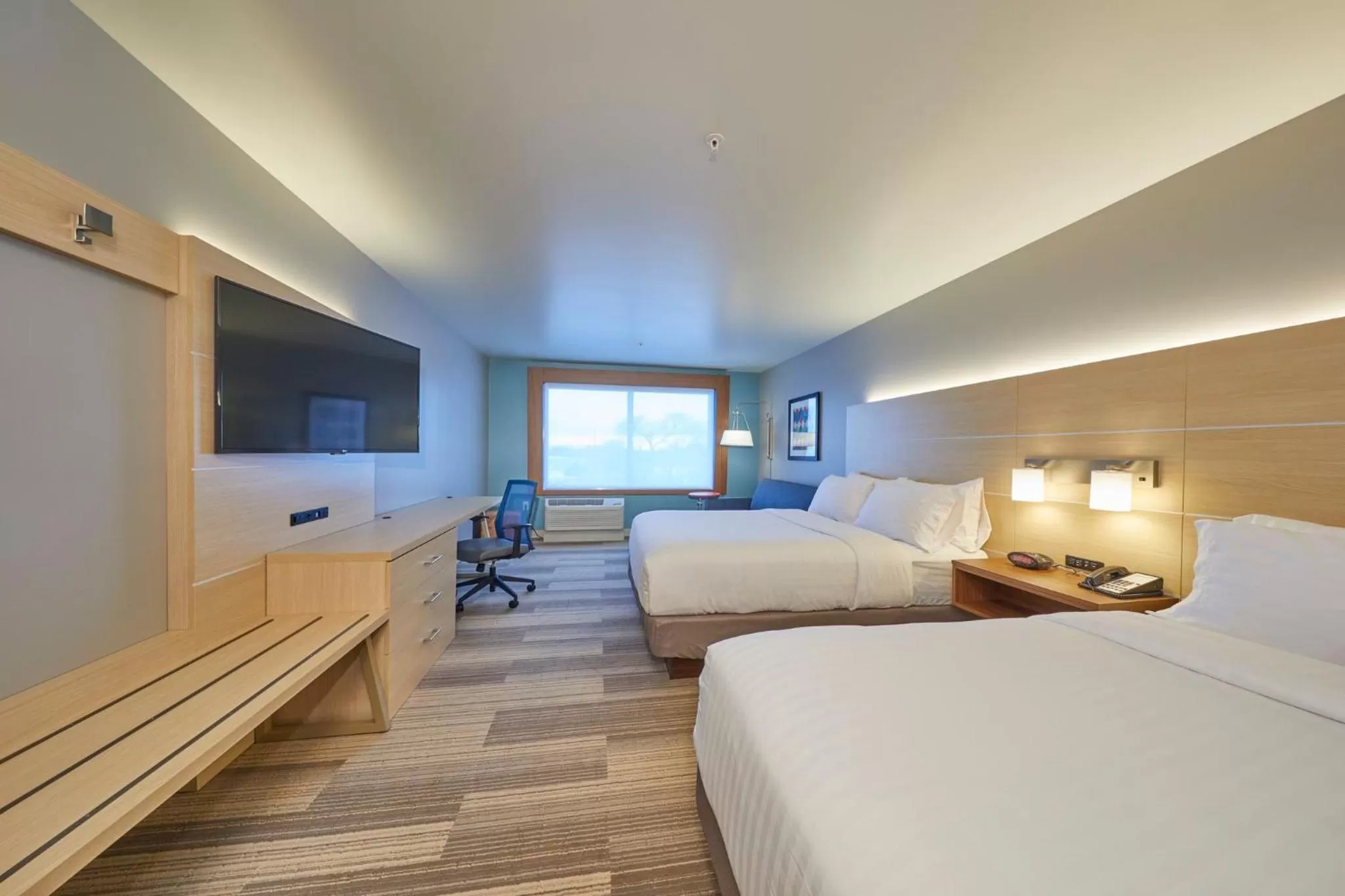 Photo of the whole room, Bed in Holiday Inn Express & Suites - Hermiston Downtown by IHG