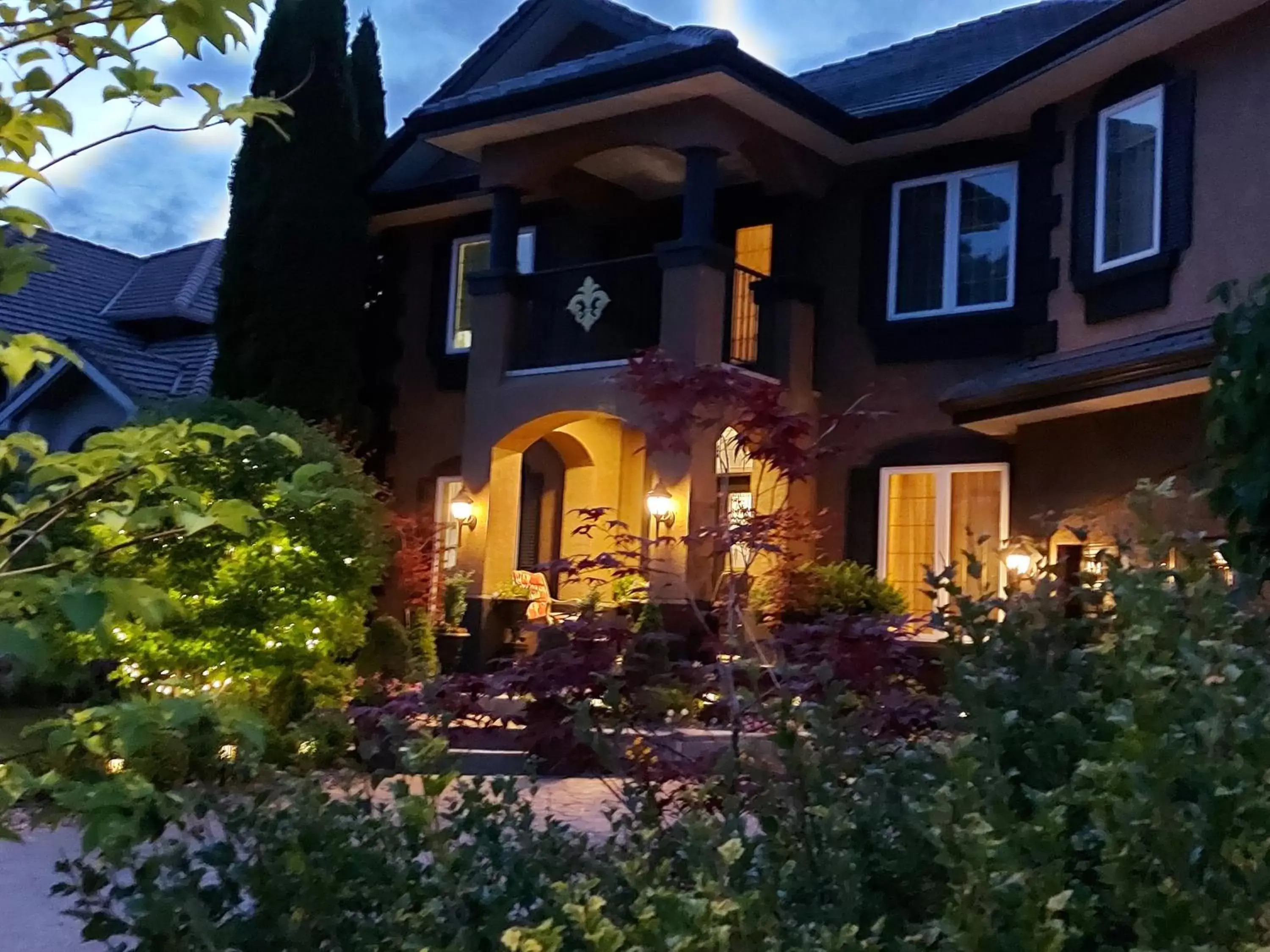 Property Building in Summer Express Kelowna B&B - Villa Bellissimo Fran-Talia