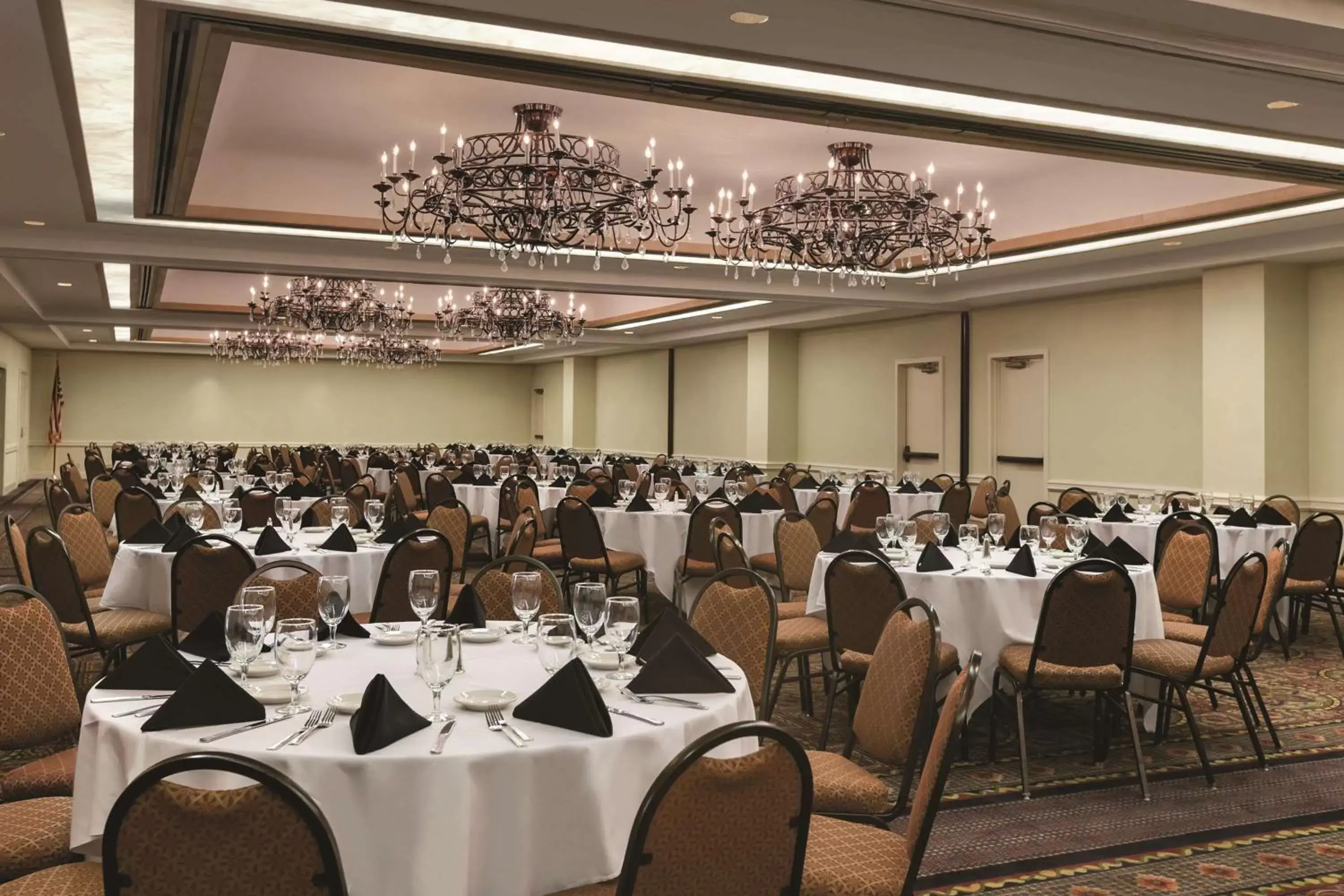 Meeting/conference room, Restaurant/Places to Eat in Embassy Suites Birmingham