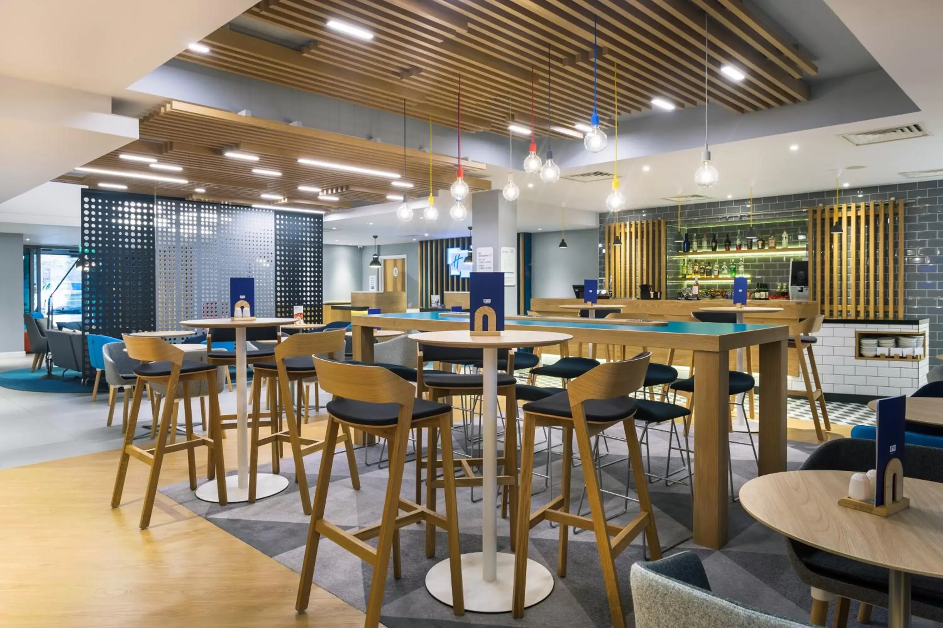 Lounge or bar, Restaurant/Places to Eat in Holiday Inn Express London - Watford Junction, an IHG Hotel