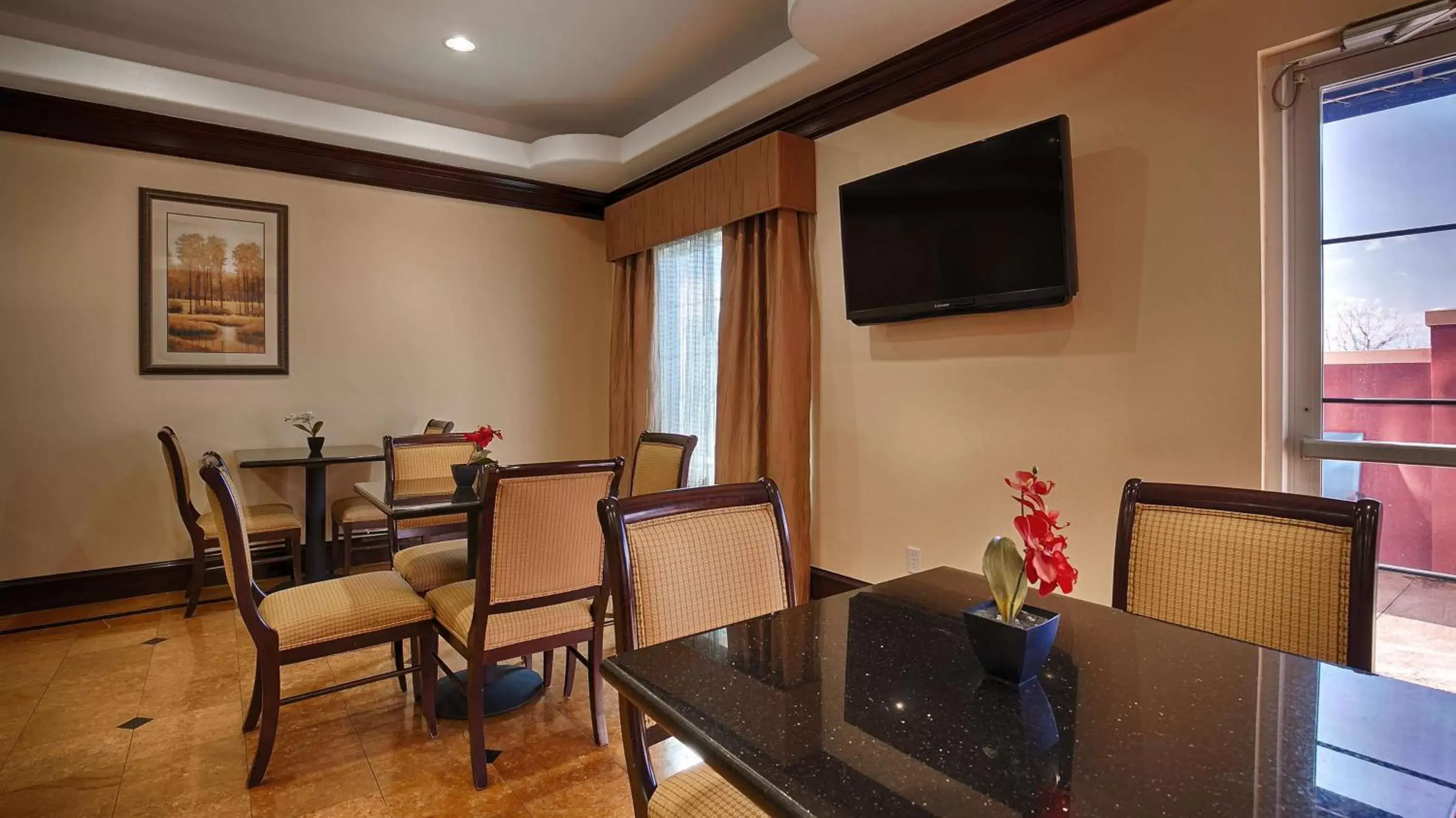 Restaurant/places to eat, TV/Entertainment Center in Best Western Plus Manvel