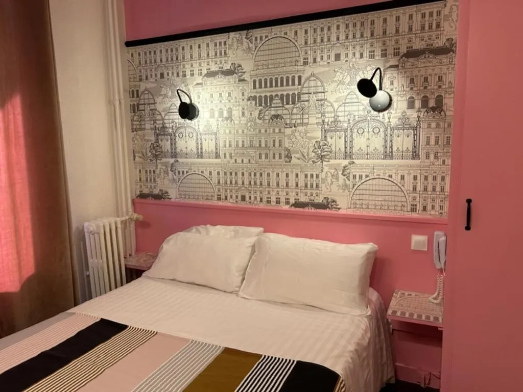 Bed in Hôtel de la Croix-Rousse