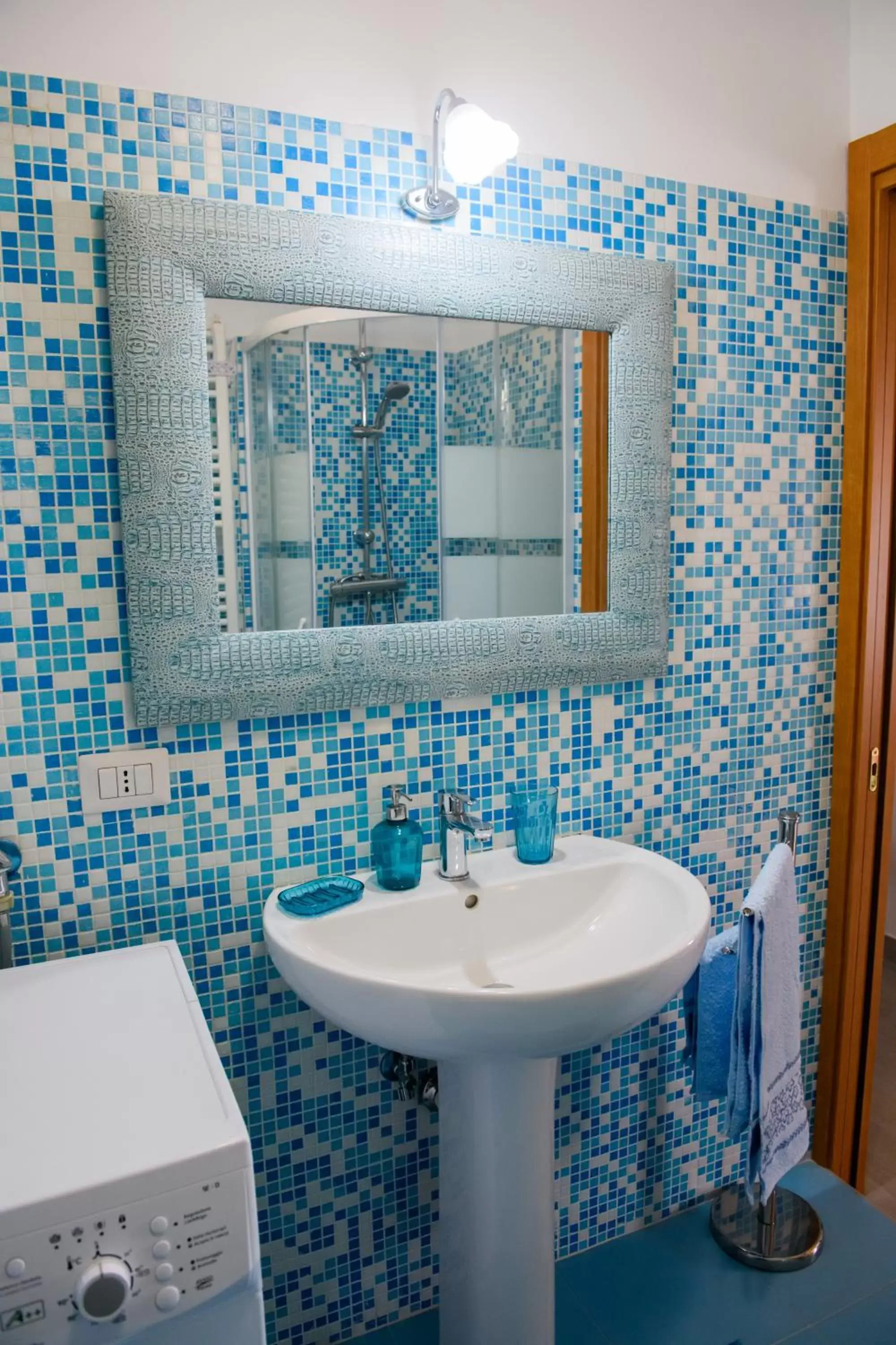 Shower, Bathroom in Terrazzo sullo Ionio