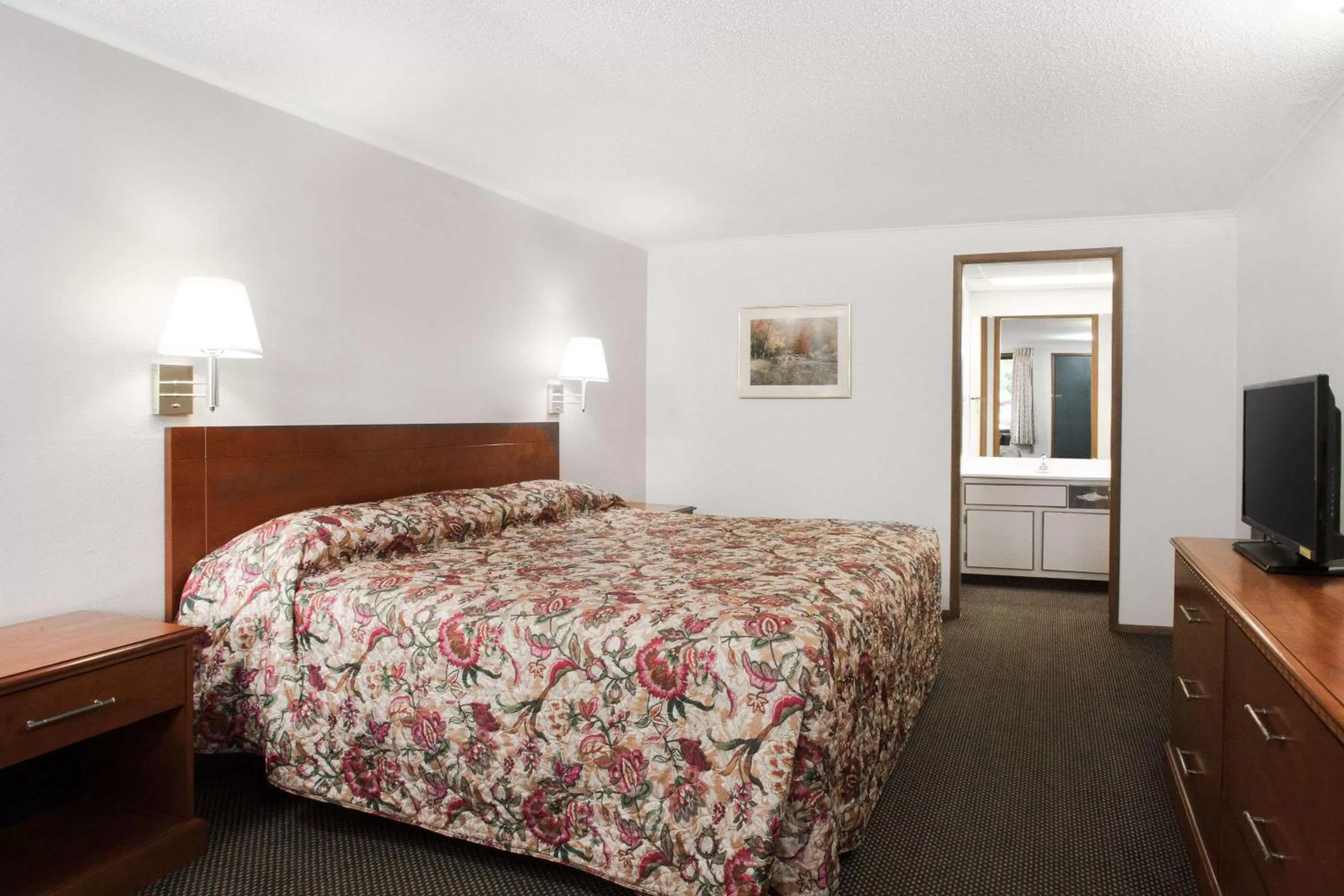 Photo of the whole room, Bed in Knights Inn Pittston