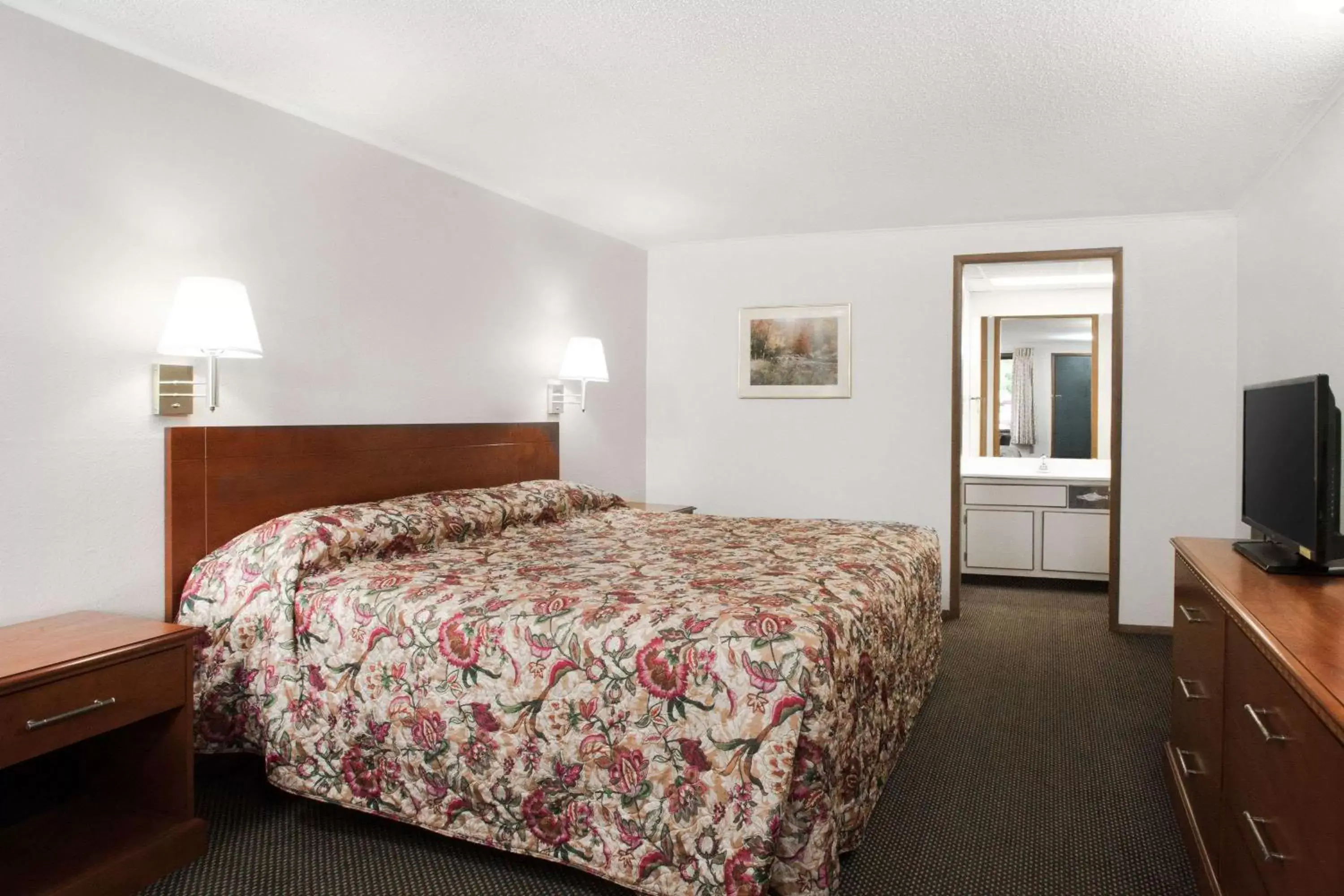 Photo of the whole room, Bed in Knights Inn - Scranton/Wilkes-Barre/Pittston