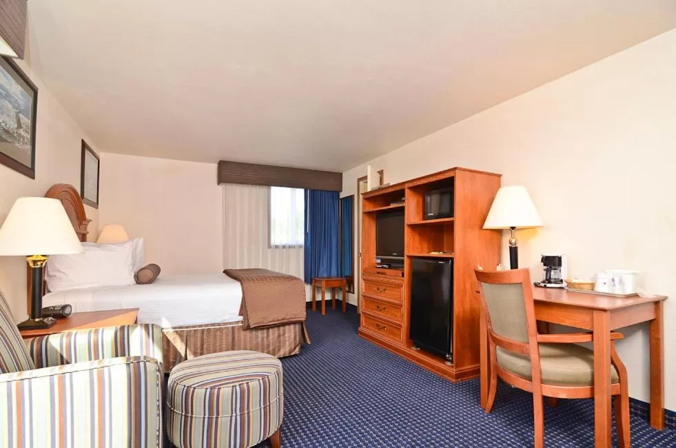 Queen Room with Roll-in Shower - Disability Access - Non-smoking in Best Western Valdez Harbor Inn
