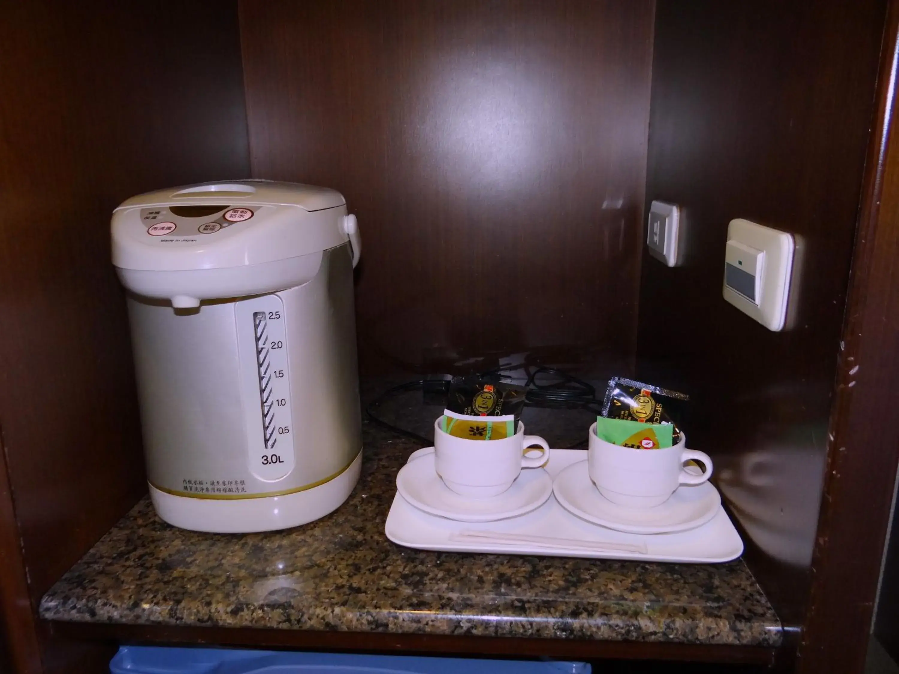 Coffee/tea facilities in Wu Zhou Hotel