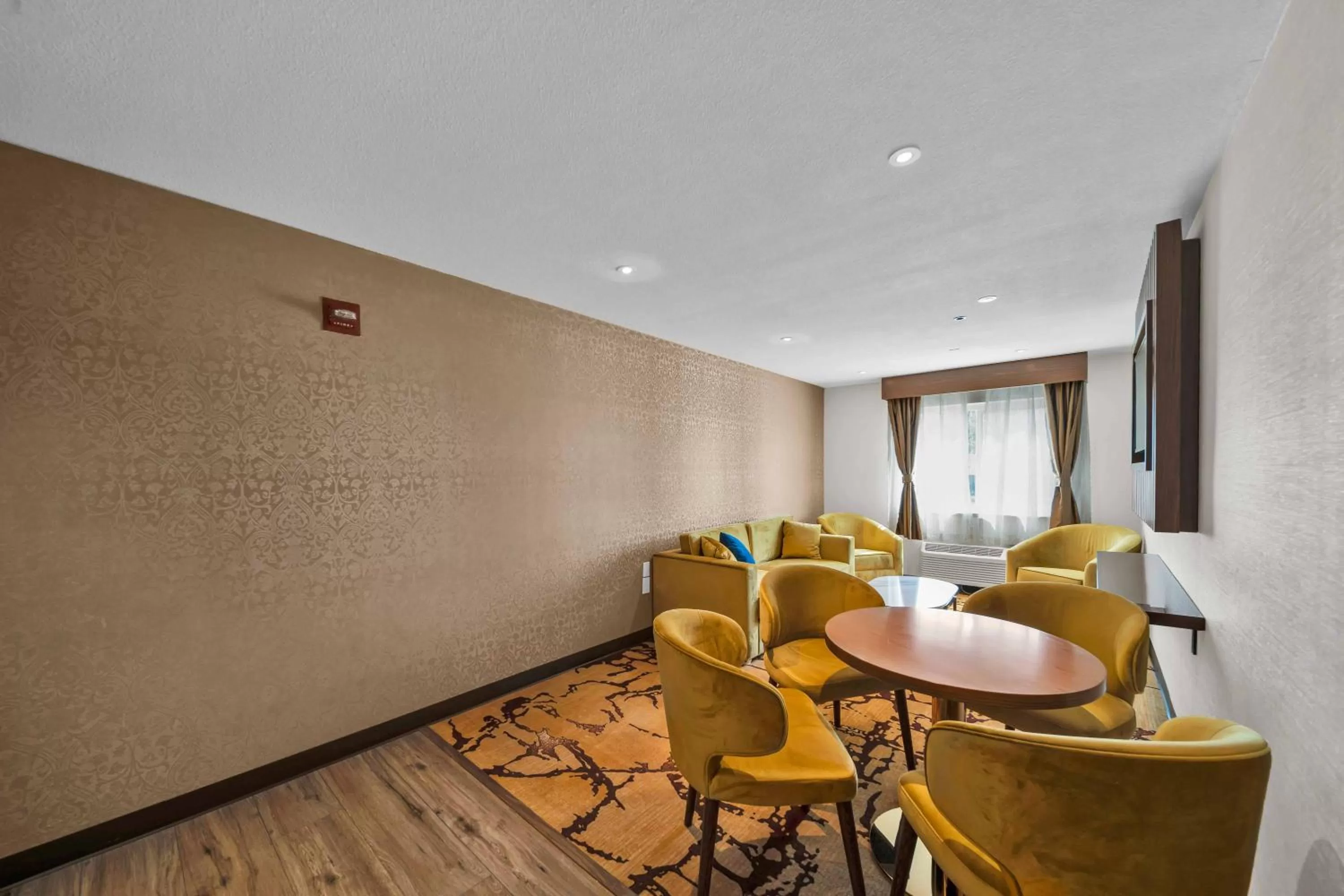 Living room in Baymont by Wyndham Anderson