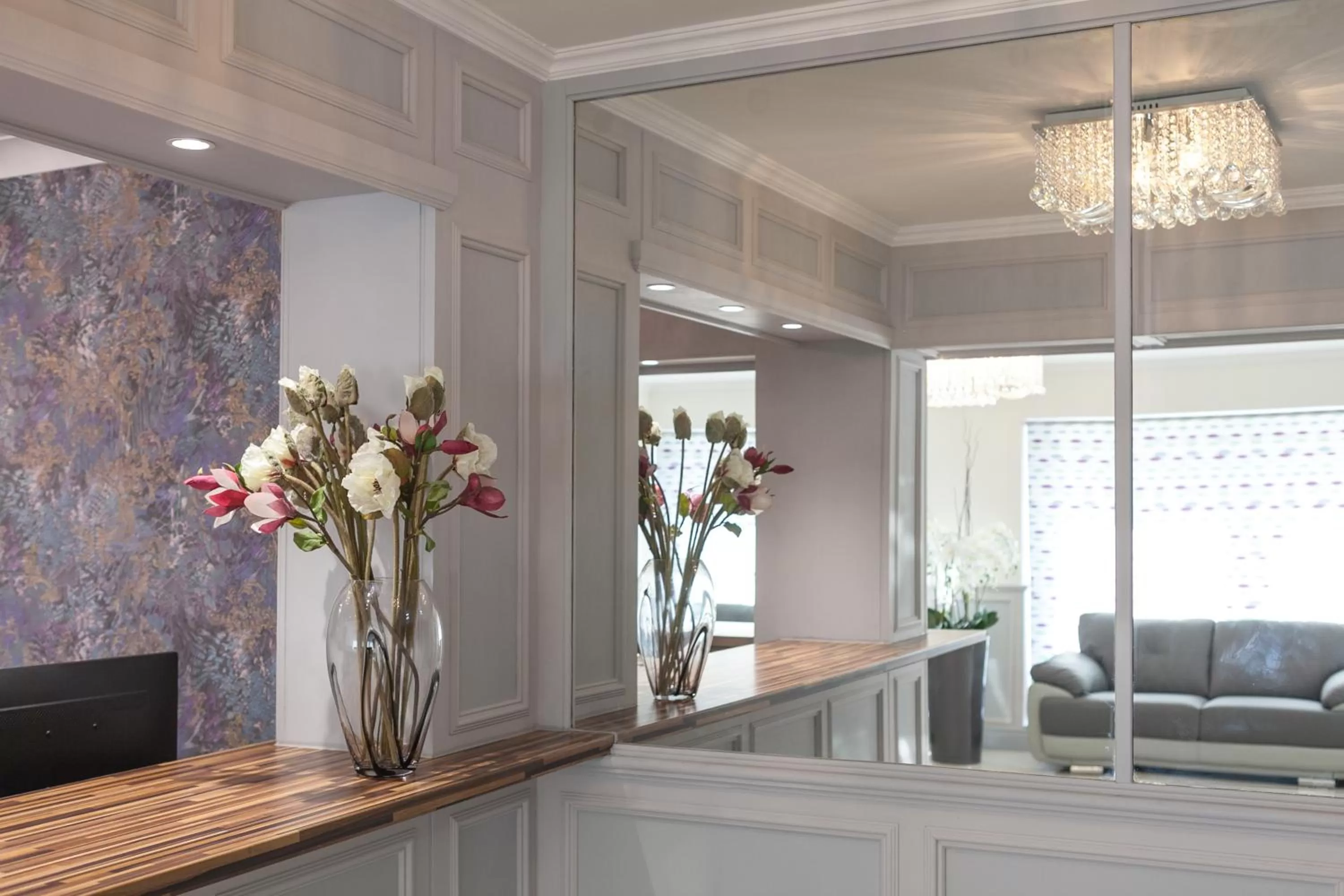 Lobby or reception in Celtic International Hotel Cardiff Airport