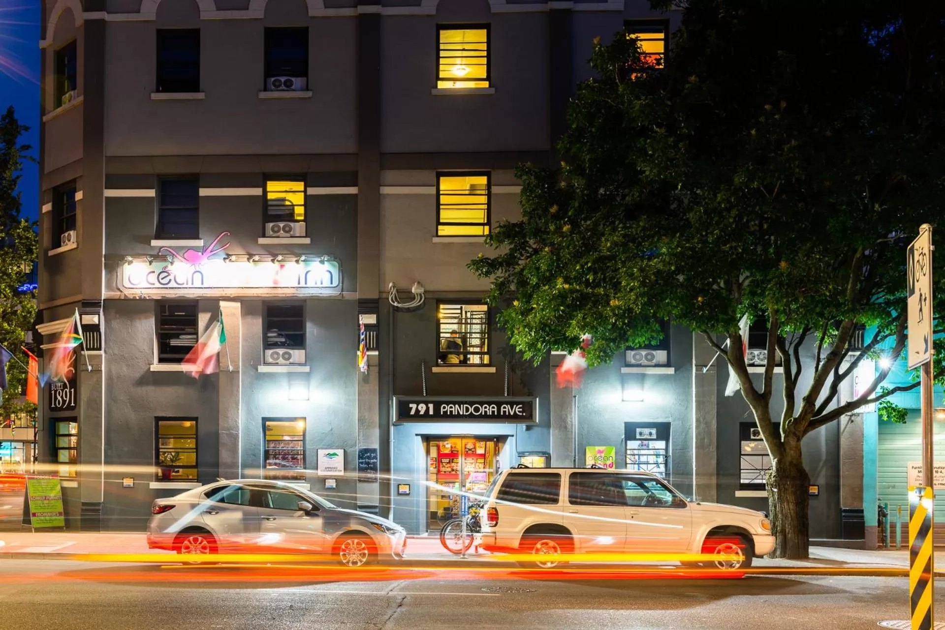 Property building in Ocean Island Inn | Backpackers | Suites