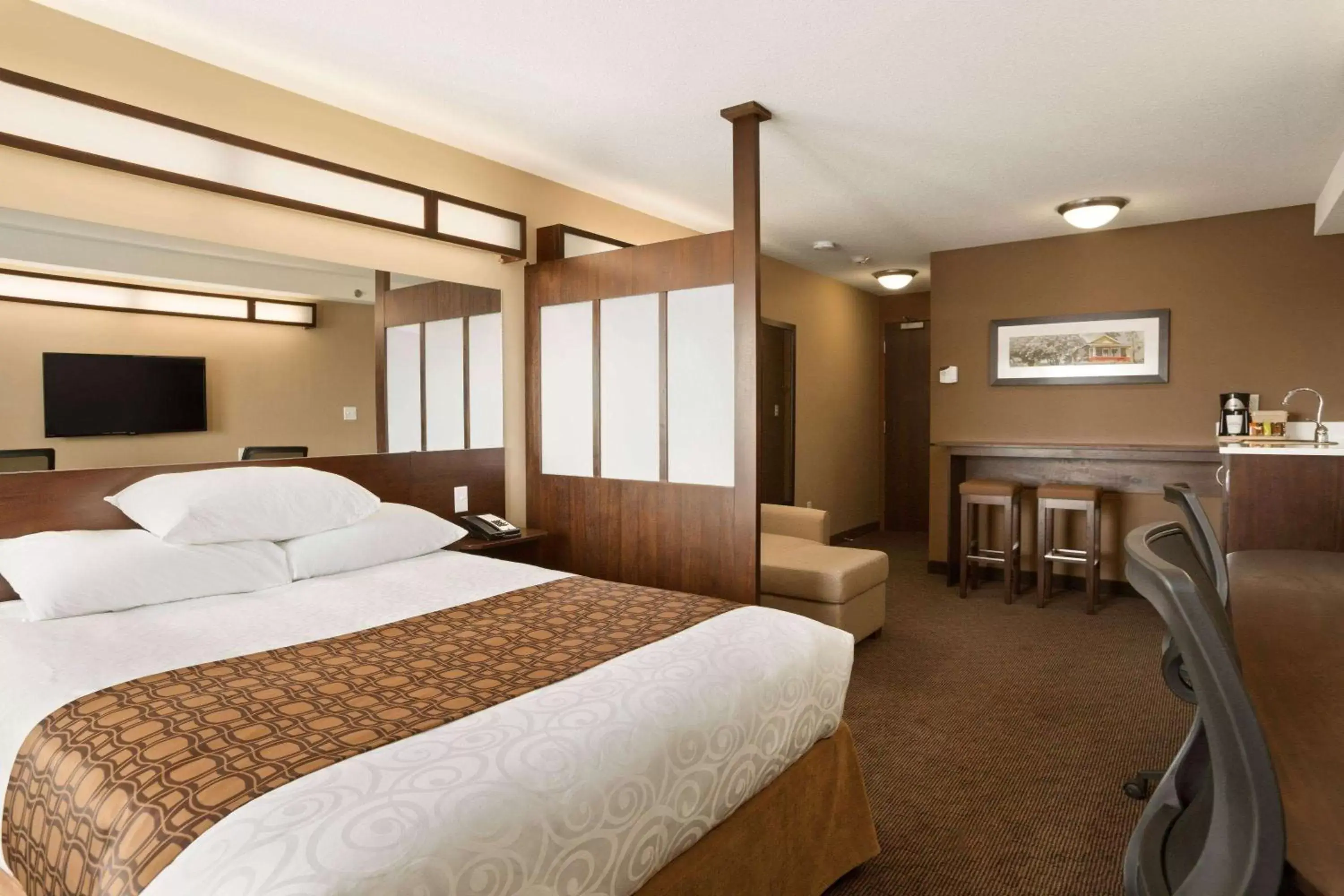 Photo of the whole room, Bed in Microtel Inn & Suites by Wyndham Blackfalds