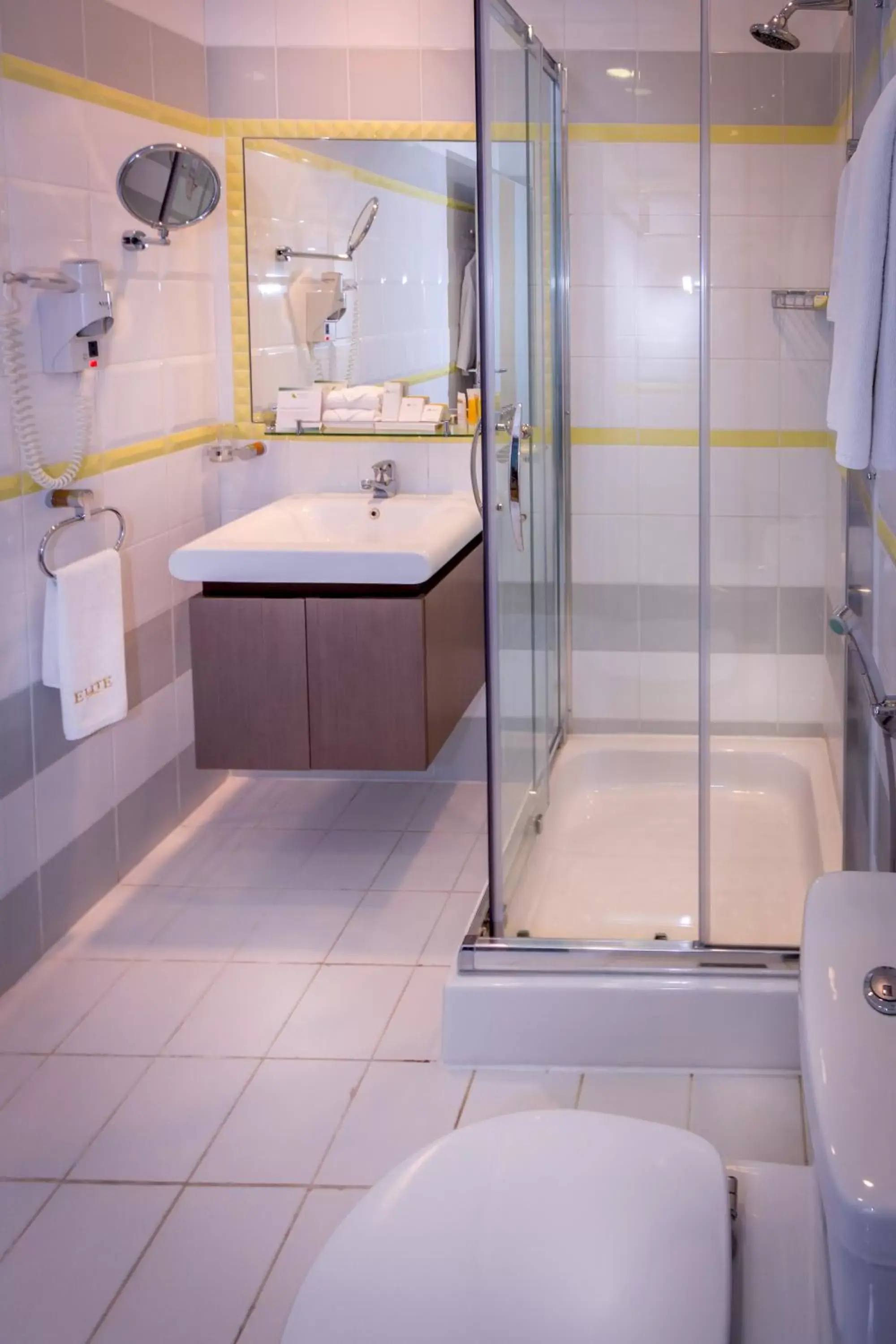 Shower, Bathroom in Elite Seef Residence And Hotel
