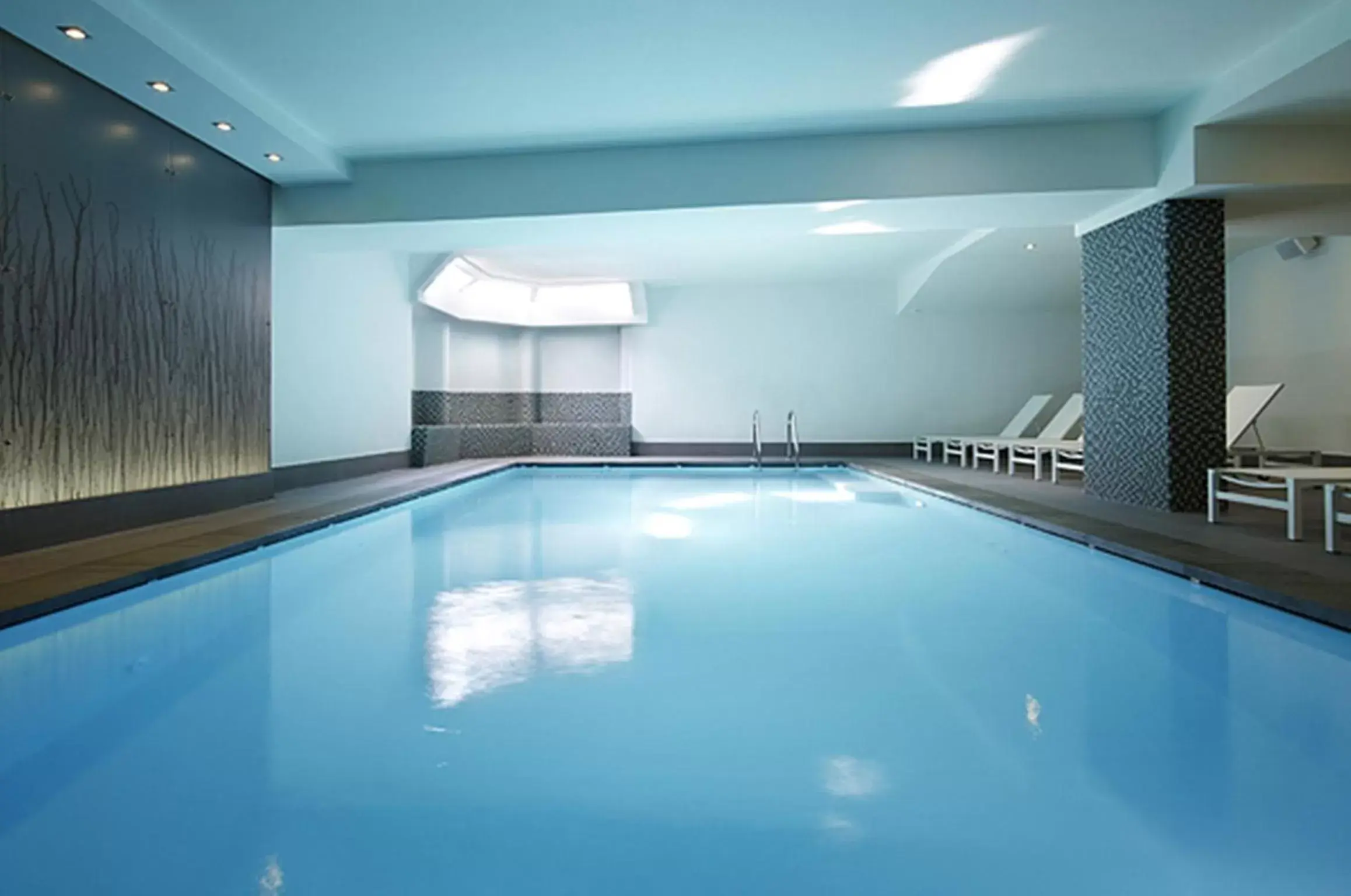 Swimming pool in Hotel Aazaert by WP Hotels