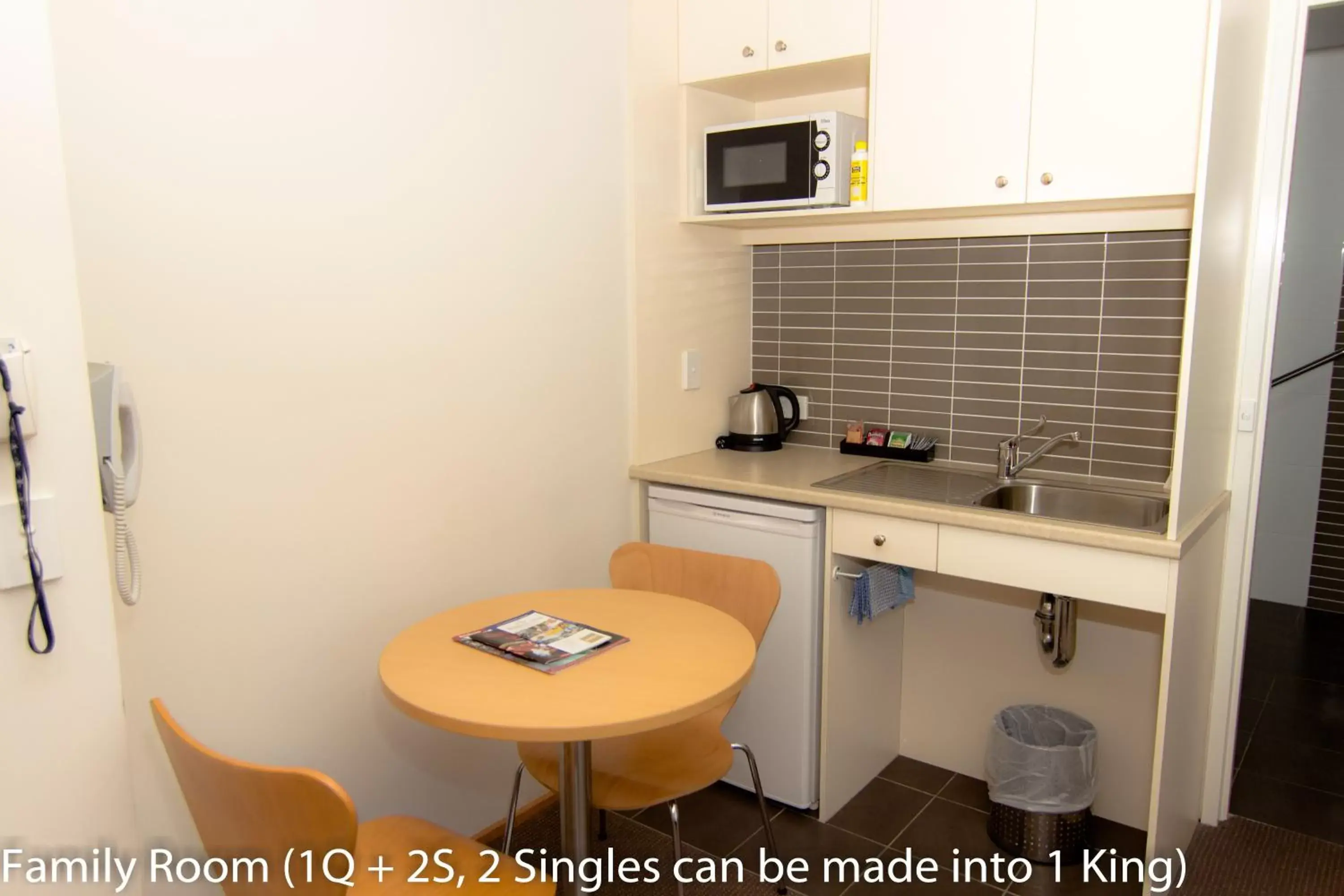 Dining area, Kitchen/Kitchenette in Airport Ascot Motel