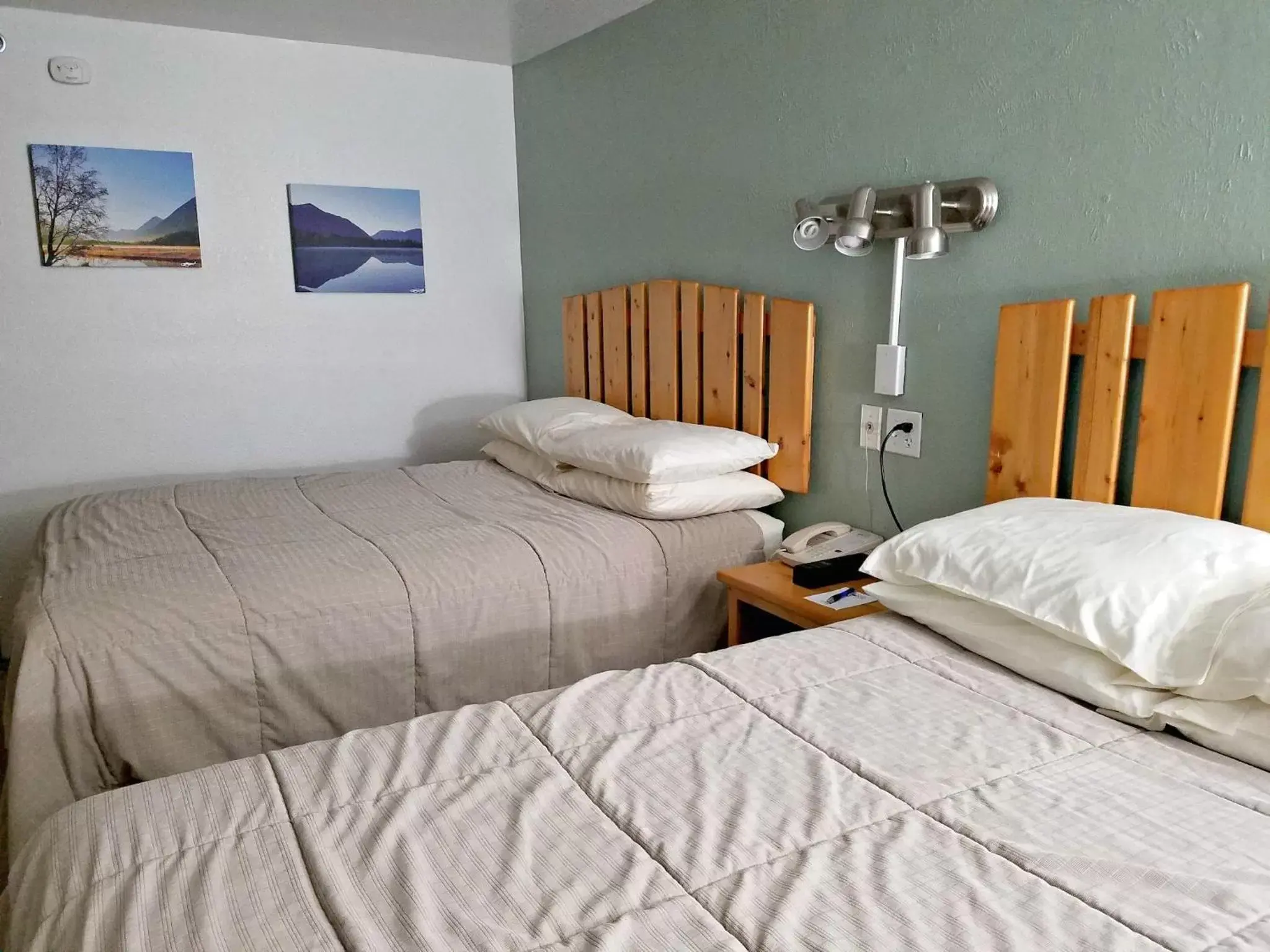 Photo of the whole room, Bed in Soldotna Inn