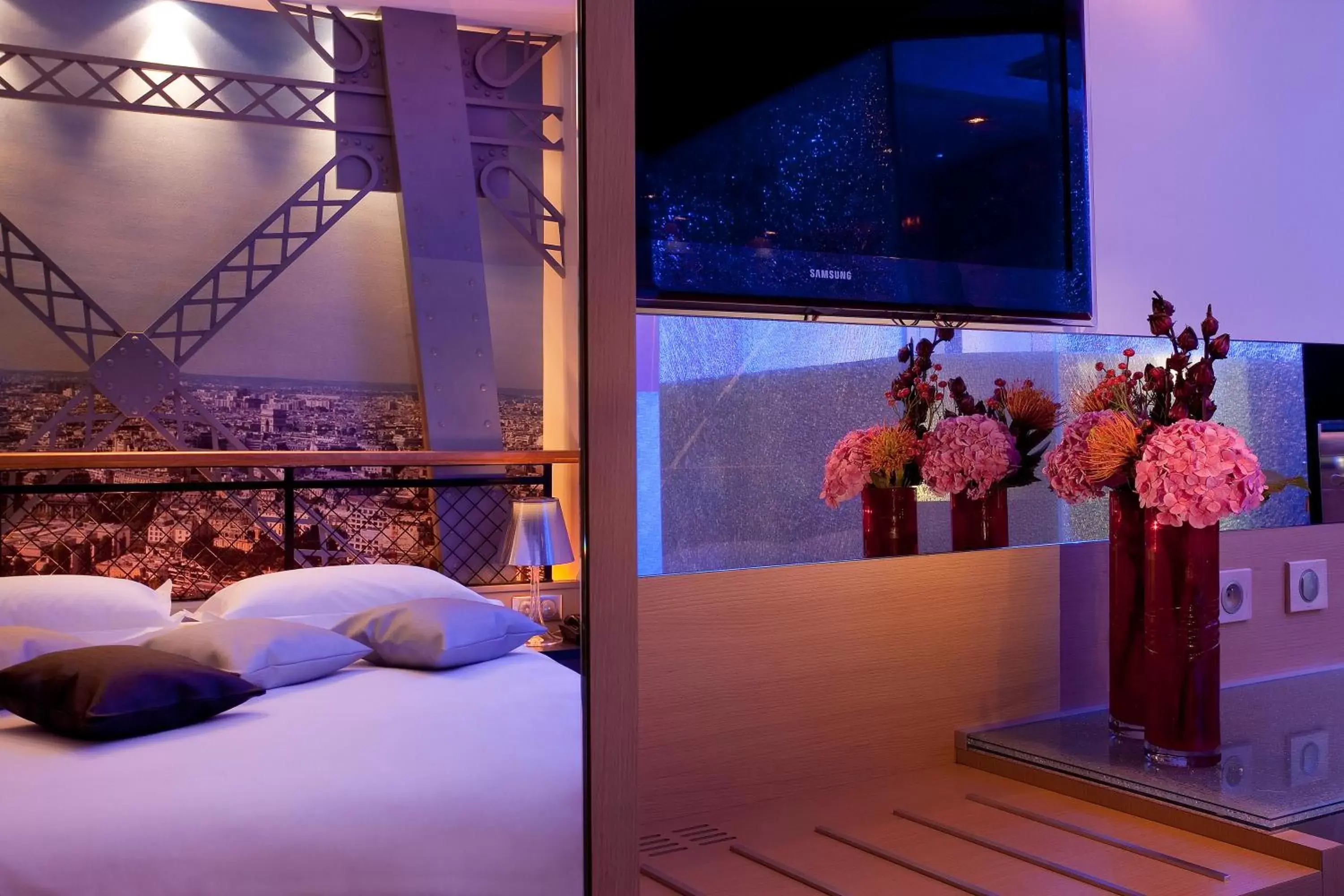 Bed, TV/Entertainment Center in Secret de Paris - Hotel & Spa