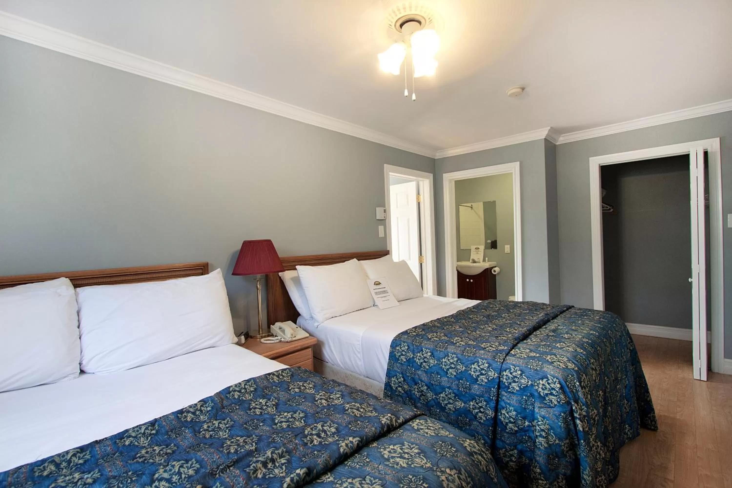 Bed in Homeward Inns of Canada