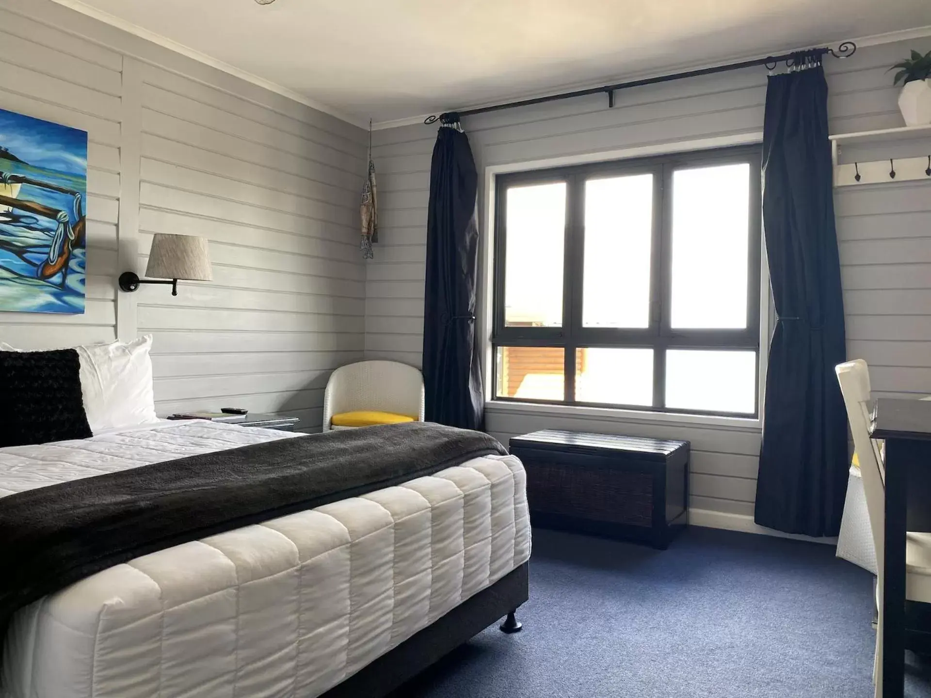 Photo of the whole room, Bed in Lakefront Lodge Taupo