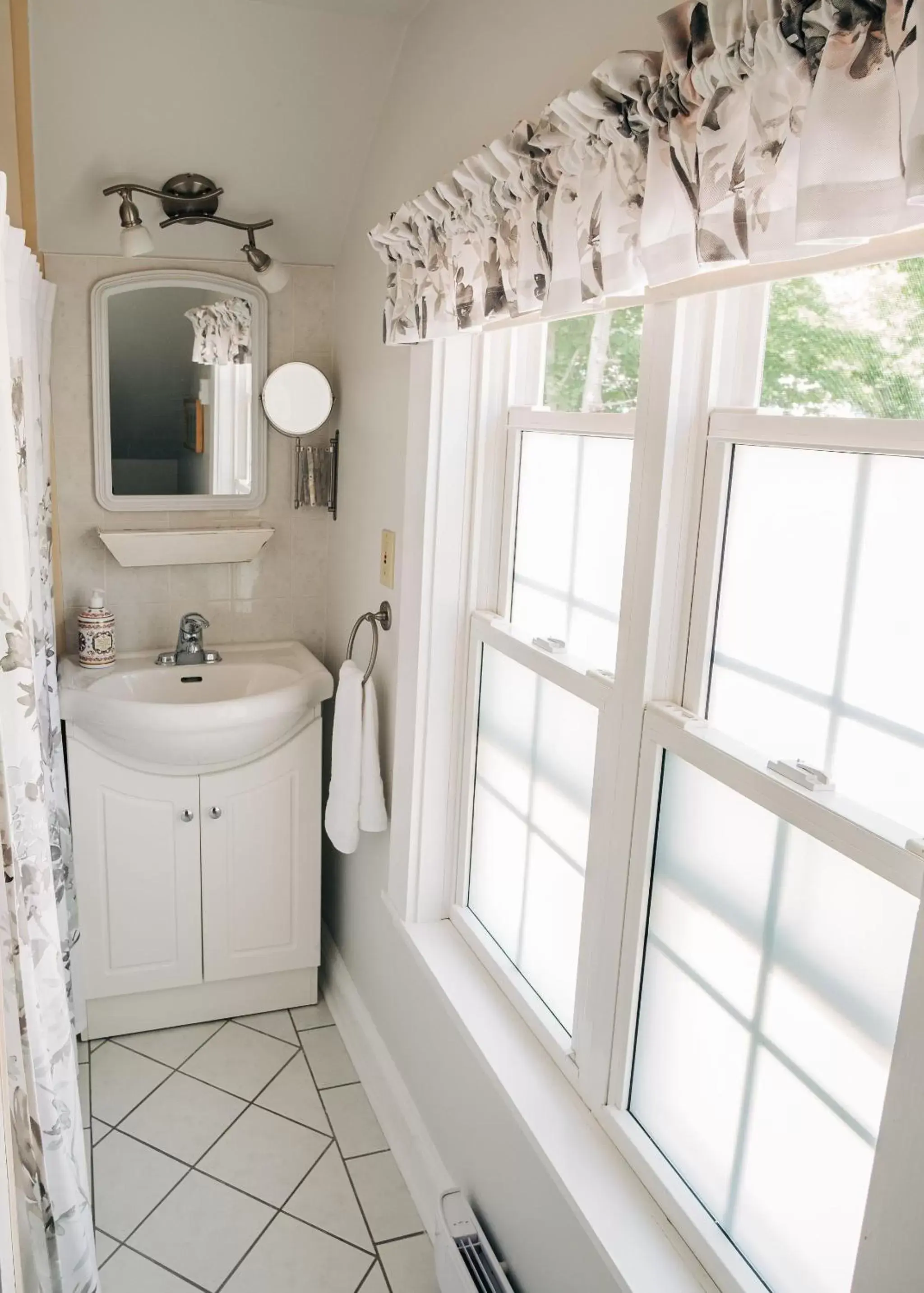 Deluxe Queen Suite in Farmhouse Inn B&B Deluxe Queen Suite in Farmhouse Inn B&B