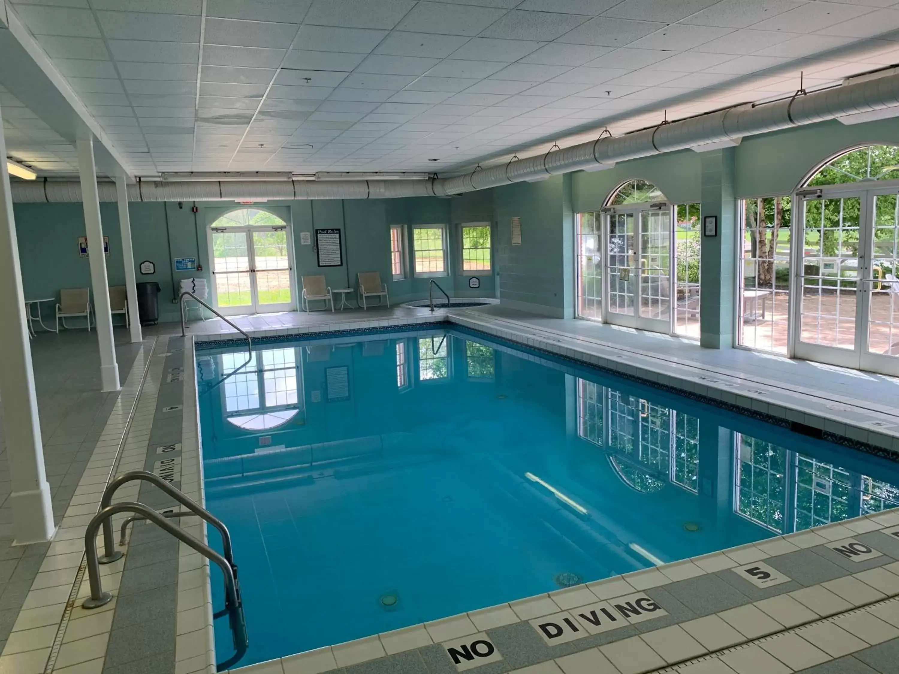 Swimming pool in Inn at Amish Door