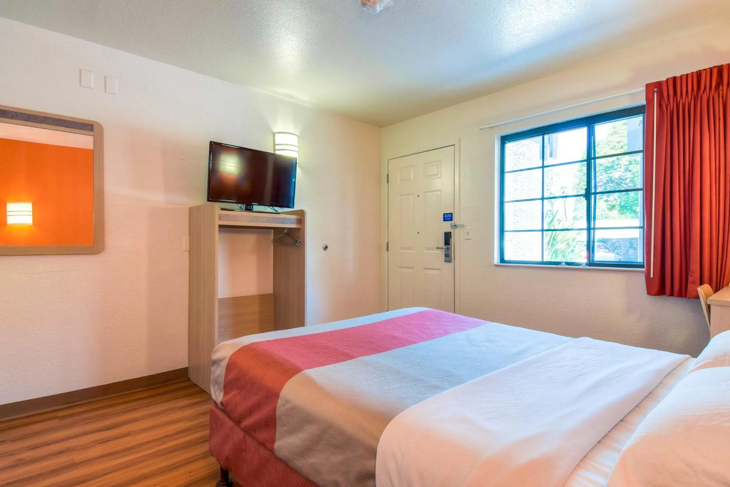 Bed, TV/Entertainment Center in Motel 6-Pomona, CA - Los Angeles