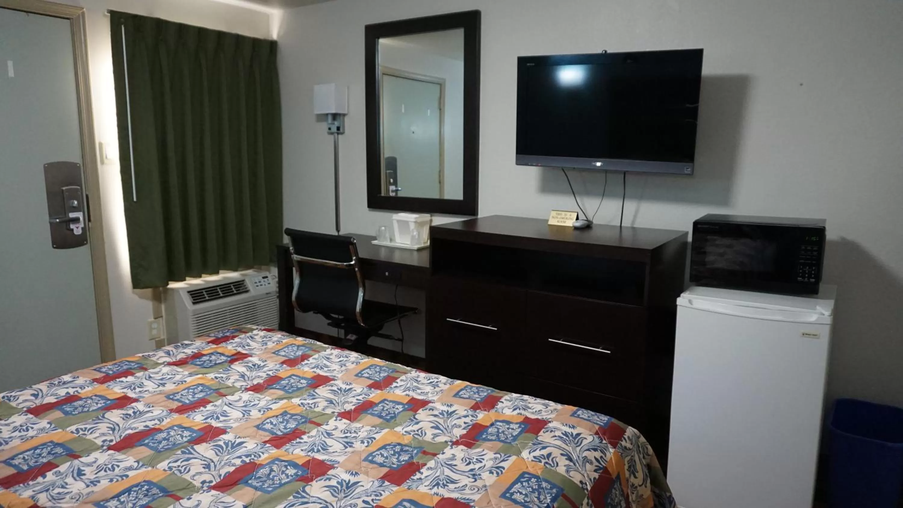 TV and multimedia, Bed in Lodge Inn Wrightstown - Fort Dix