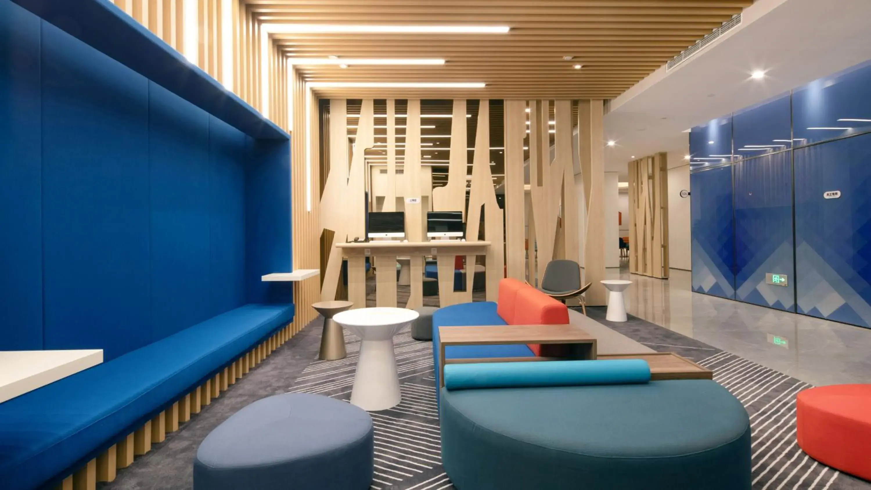 Seating area, Swimming Pool in HOLIDAY INN EXPRESS SHANGHAI HONGQIAO NORTH