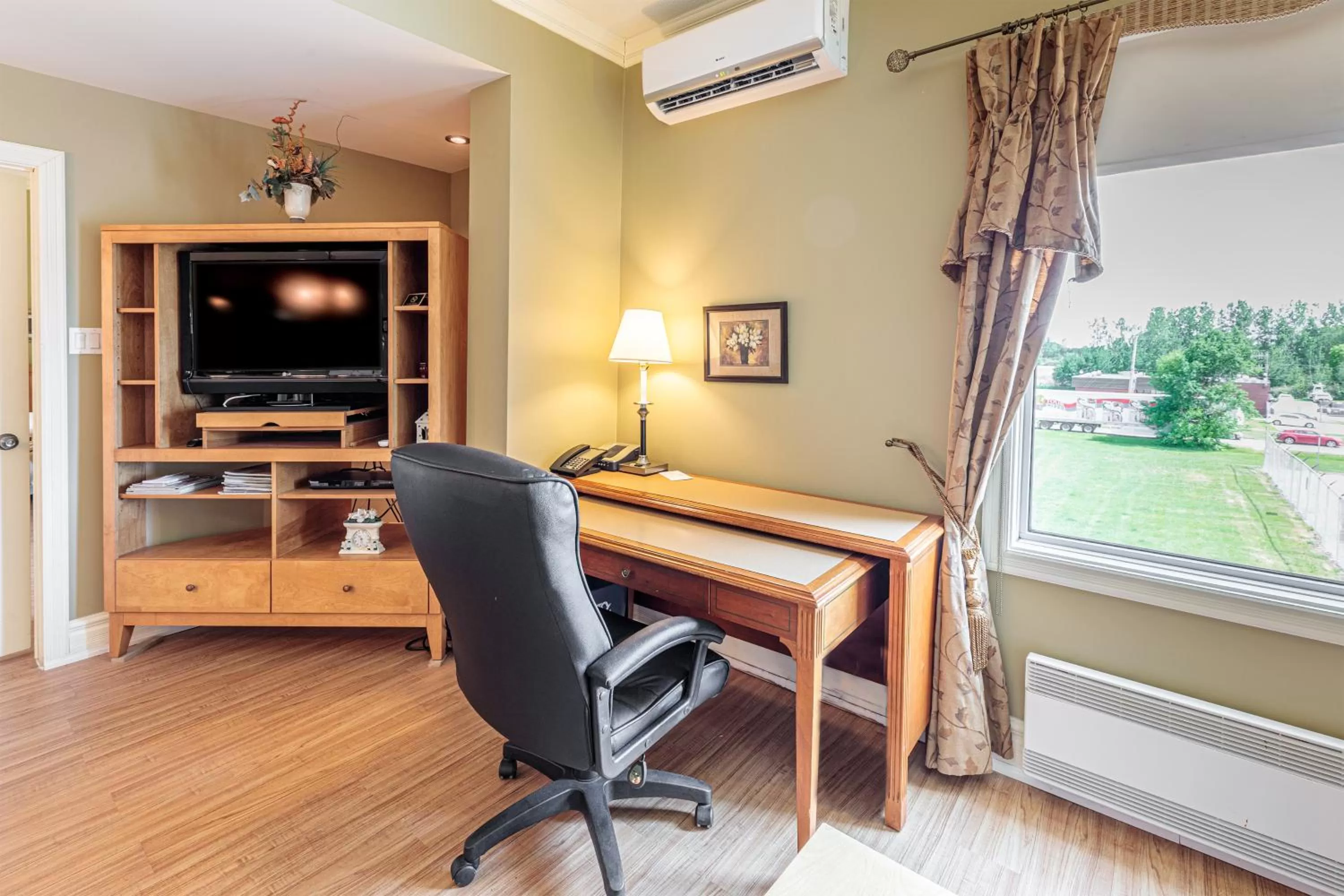 TV and multimedia in Days Inn by Wyndham Berthierville