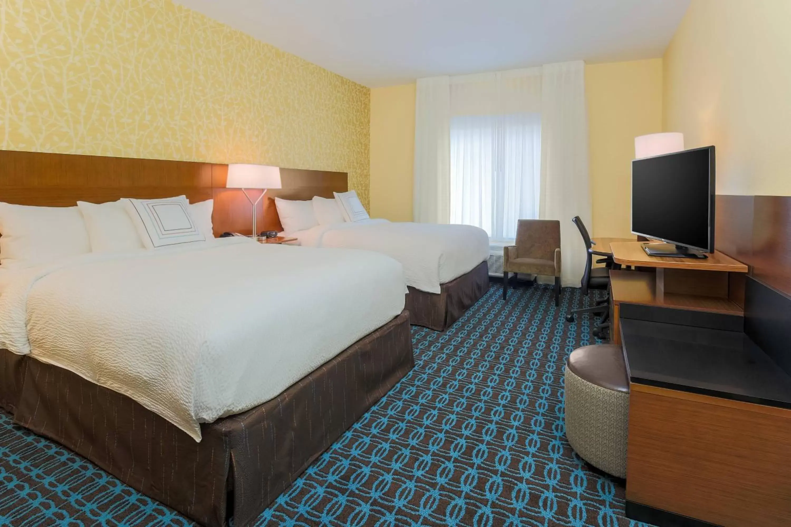 Photo of the whole room, Bed in Fairfield Inn & Suites by Marriott Alexandria