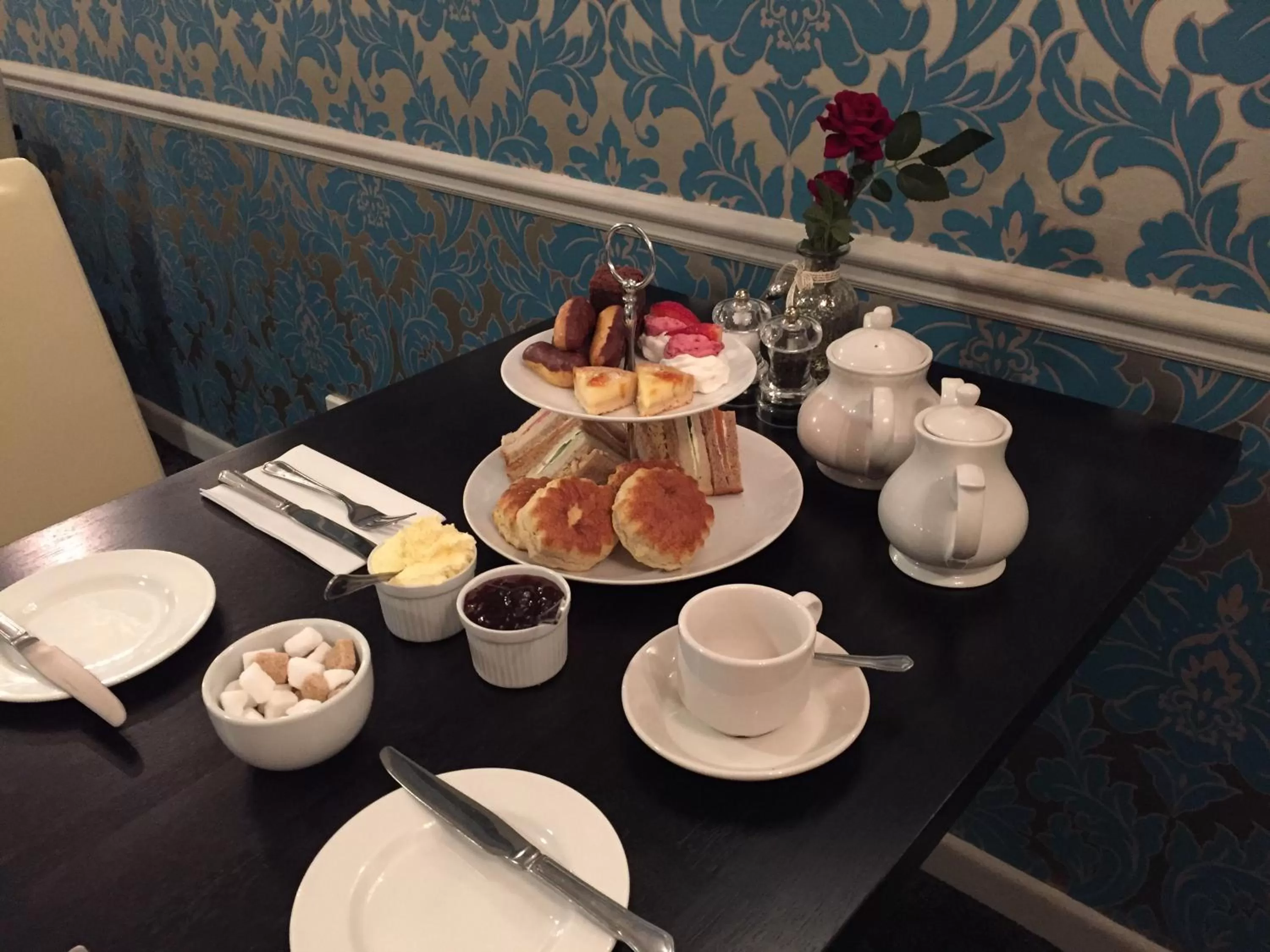 Restaurant/places to eat in South Lawn Hotel