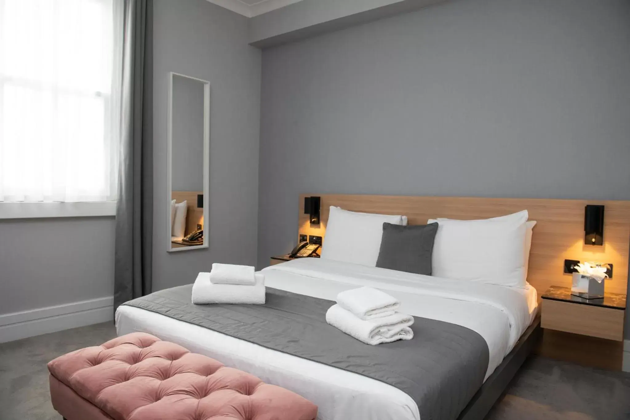 Bedroom, Bed in Gainsborough Hotel